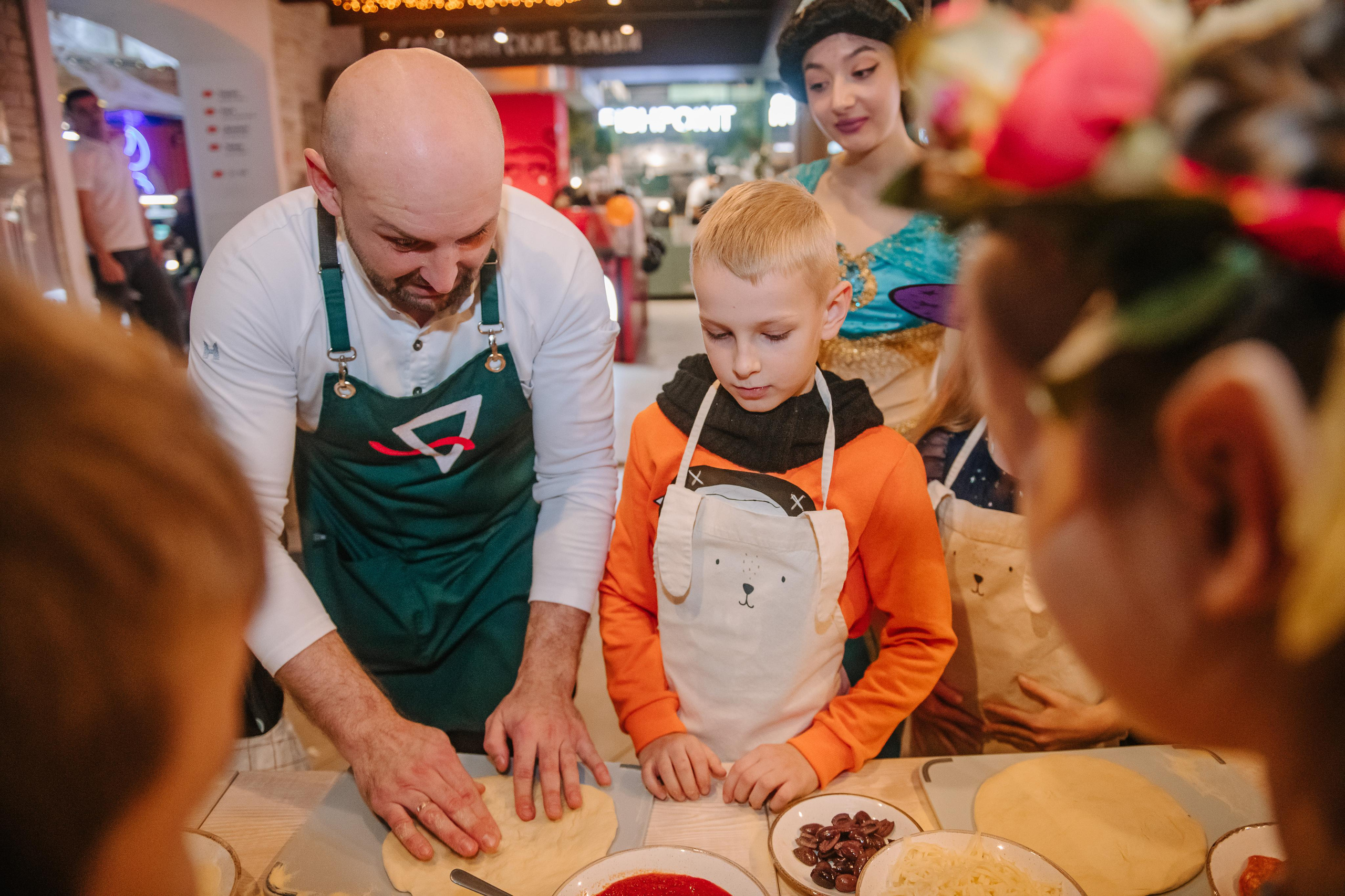 Гастродвор детский мастер-класс на Хеллоуин по приготовлению пиццы. Фотограф Валерия Голубева (Миронова)