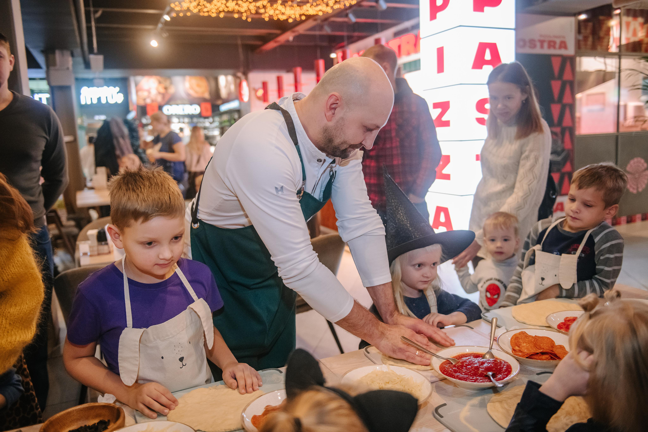 Гастродвор детский мастер-класс на Хеллоуин по приготовлению пиццы. Фотограф Валерия Голубева (Миронова)