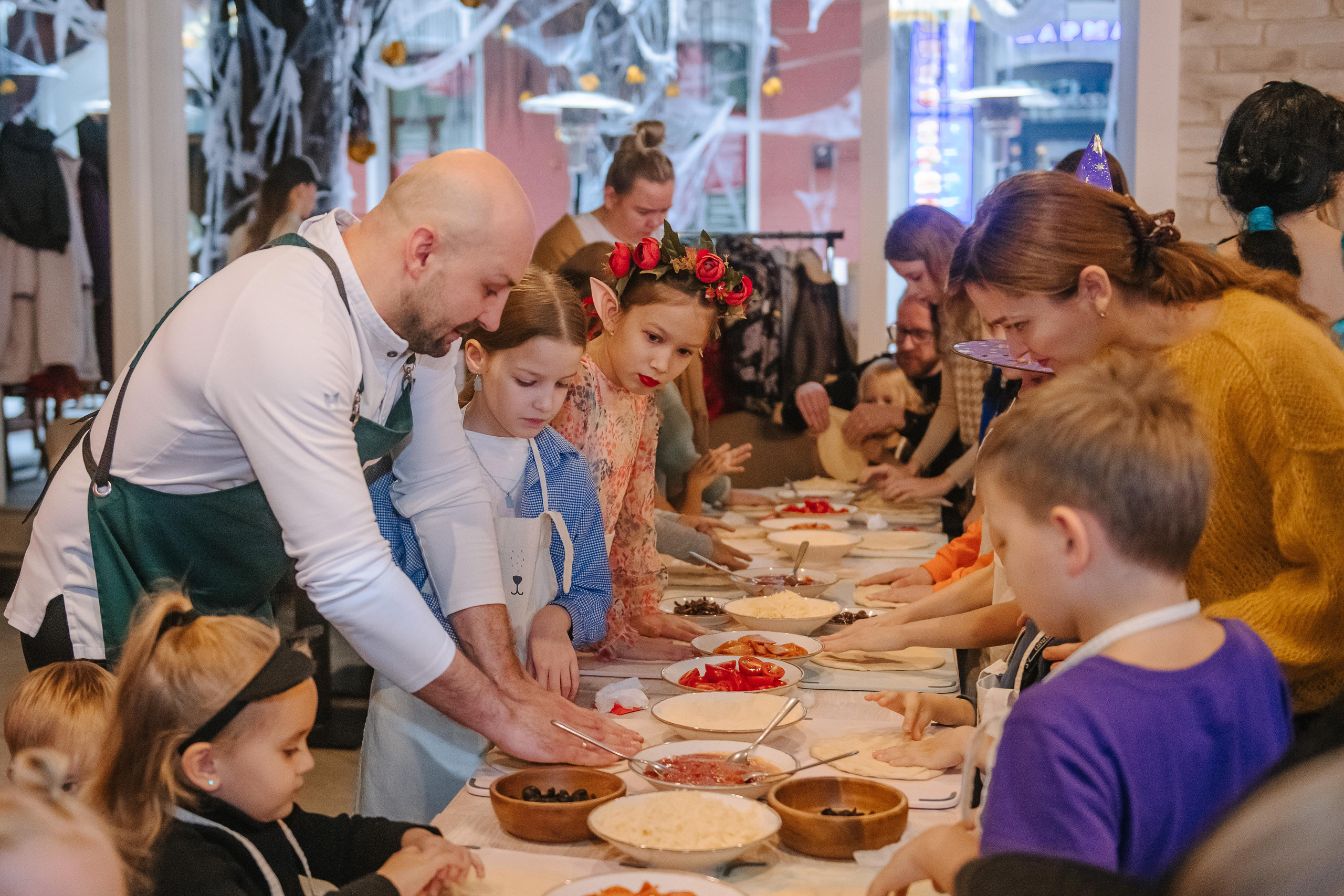 Гастродвор детский мастер-класс на Хеллоуин по приготовлению пиццы. Фотограф Валерия Голубева (Миронова)