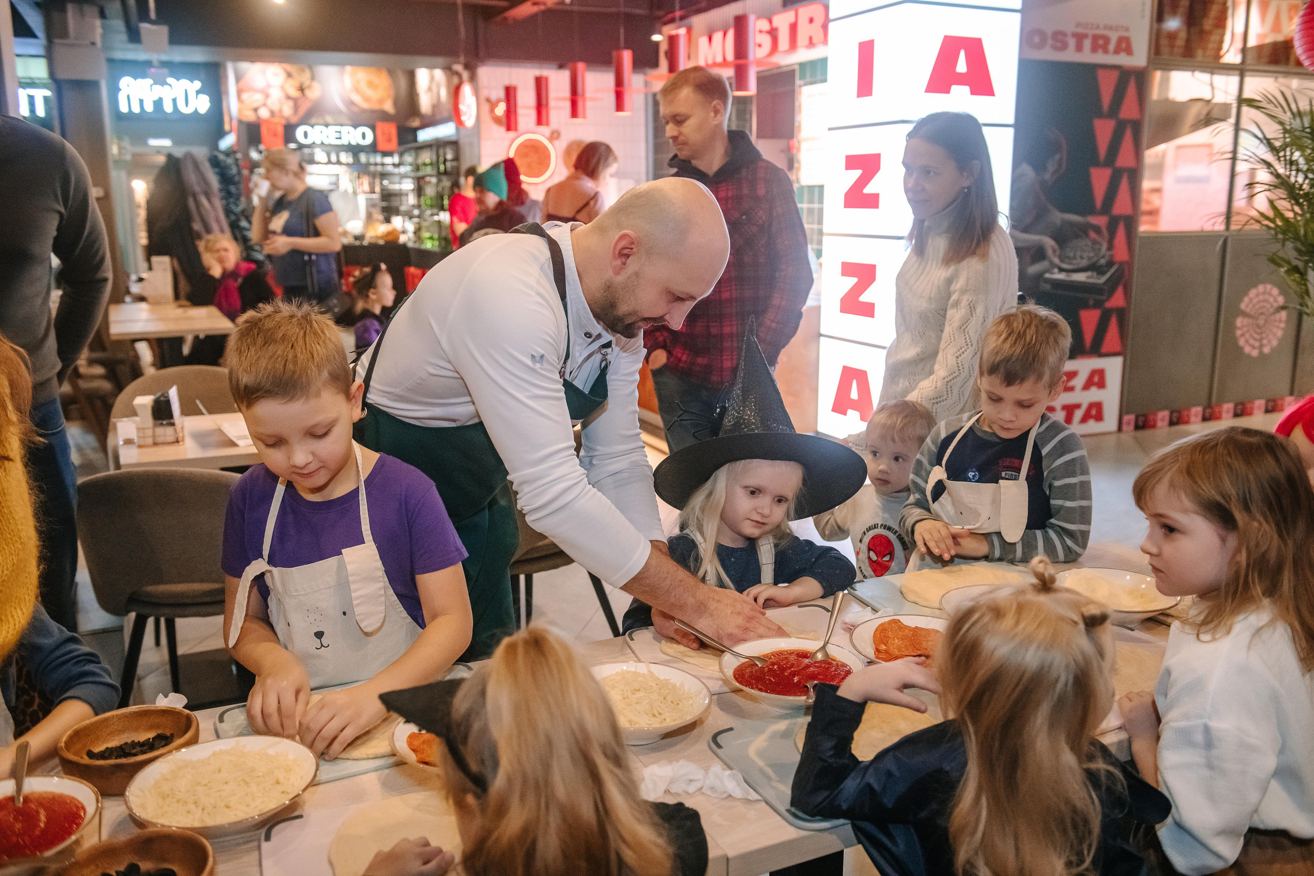 Гастродвор детский мастер-класс на Хеллоуин по приготовлению пиццы. Фотограф Валерия Голубева (Миронова)