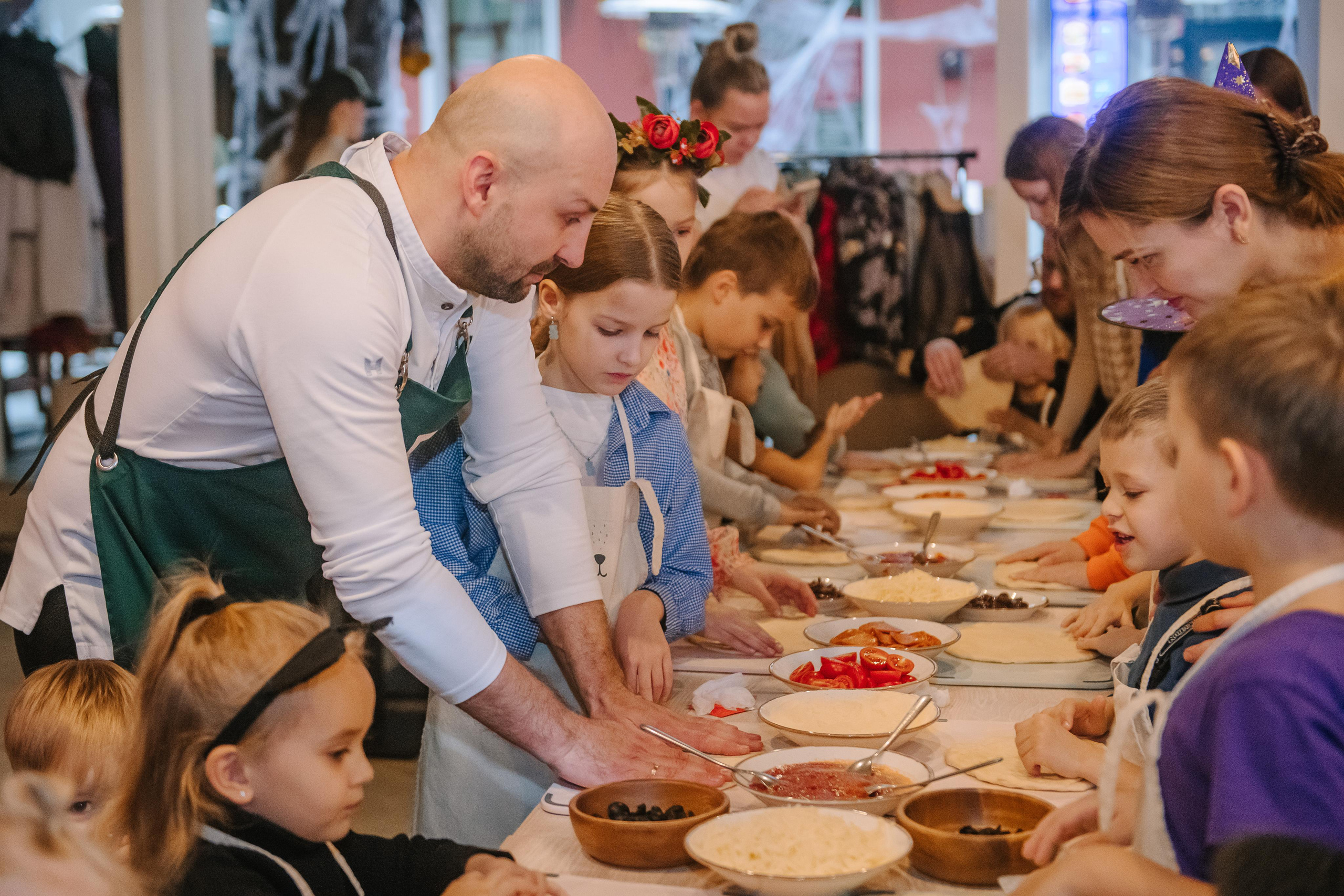 Гастродвор детский мастер-класс на Хеллоуин по приготовлению пиццы. Фотограф Валерия Голубева (Миронова)