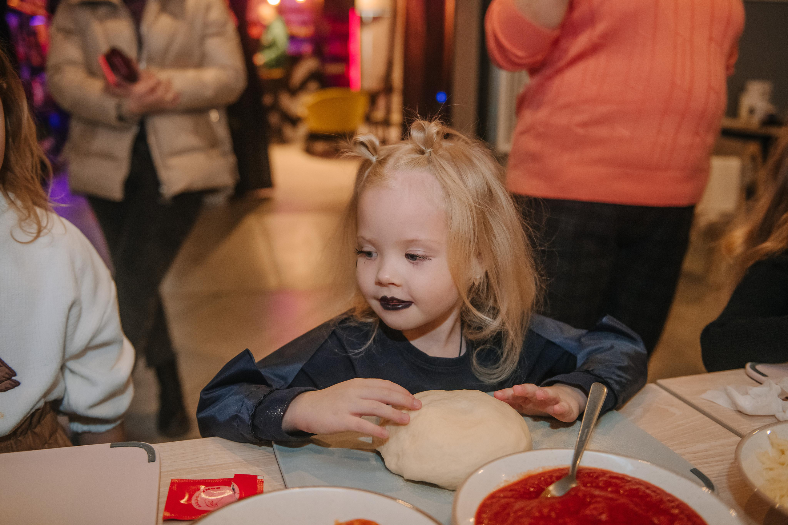Гастродвор детский мастер-класс на Хеллоуин по приготовлению пиццы. Фотограф Валерия Голубева (Миронова)