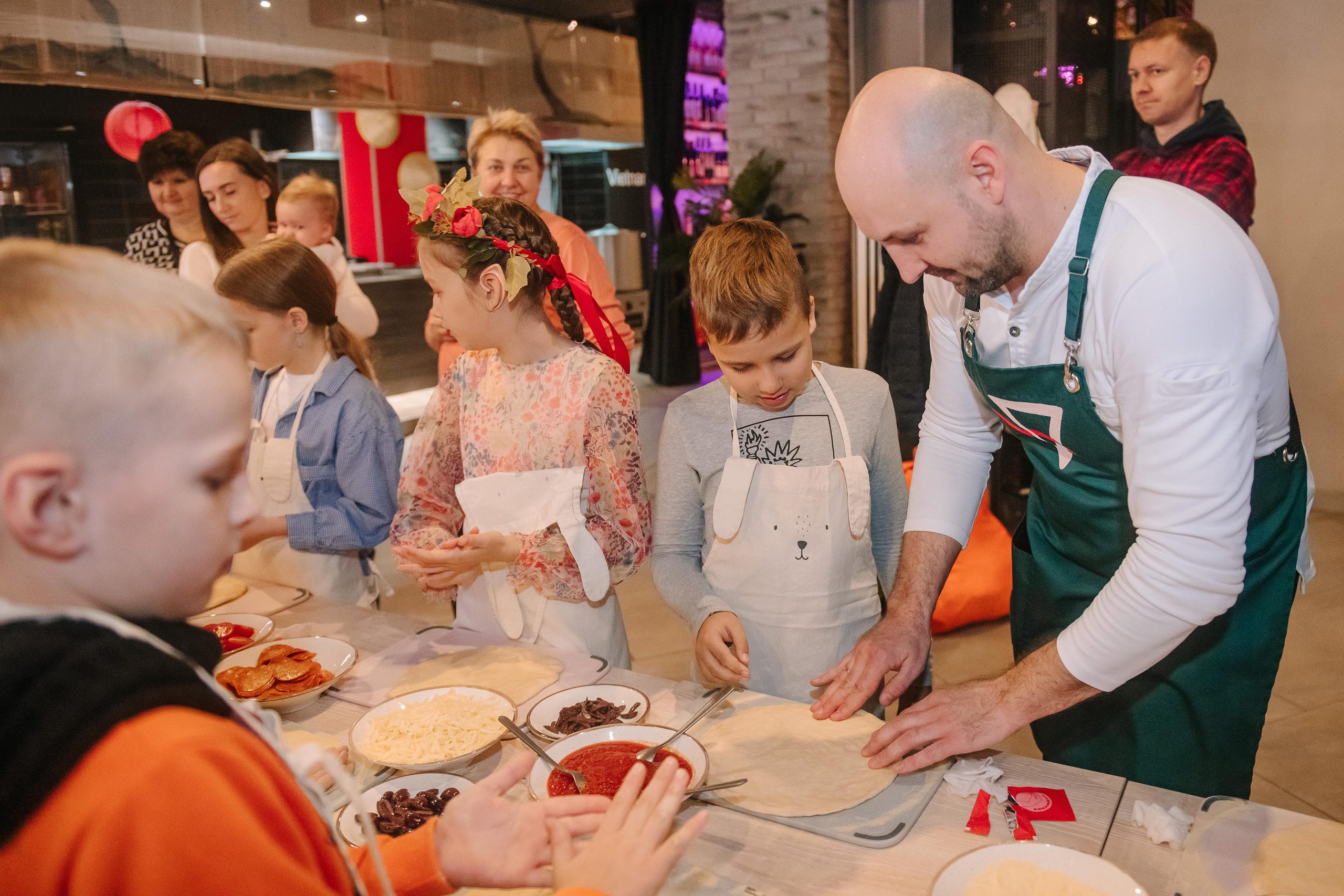 Гастродвор детский мастер-класс на Хеллоуин по приготовлению пиццы. Фотограф Валерия Голубева (Миронова)
