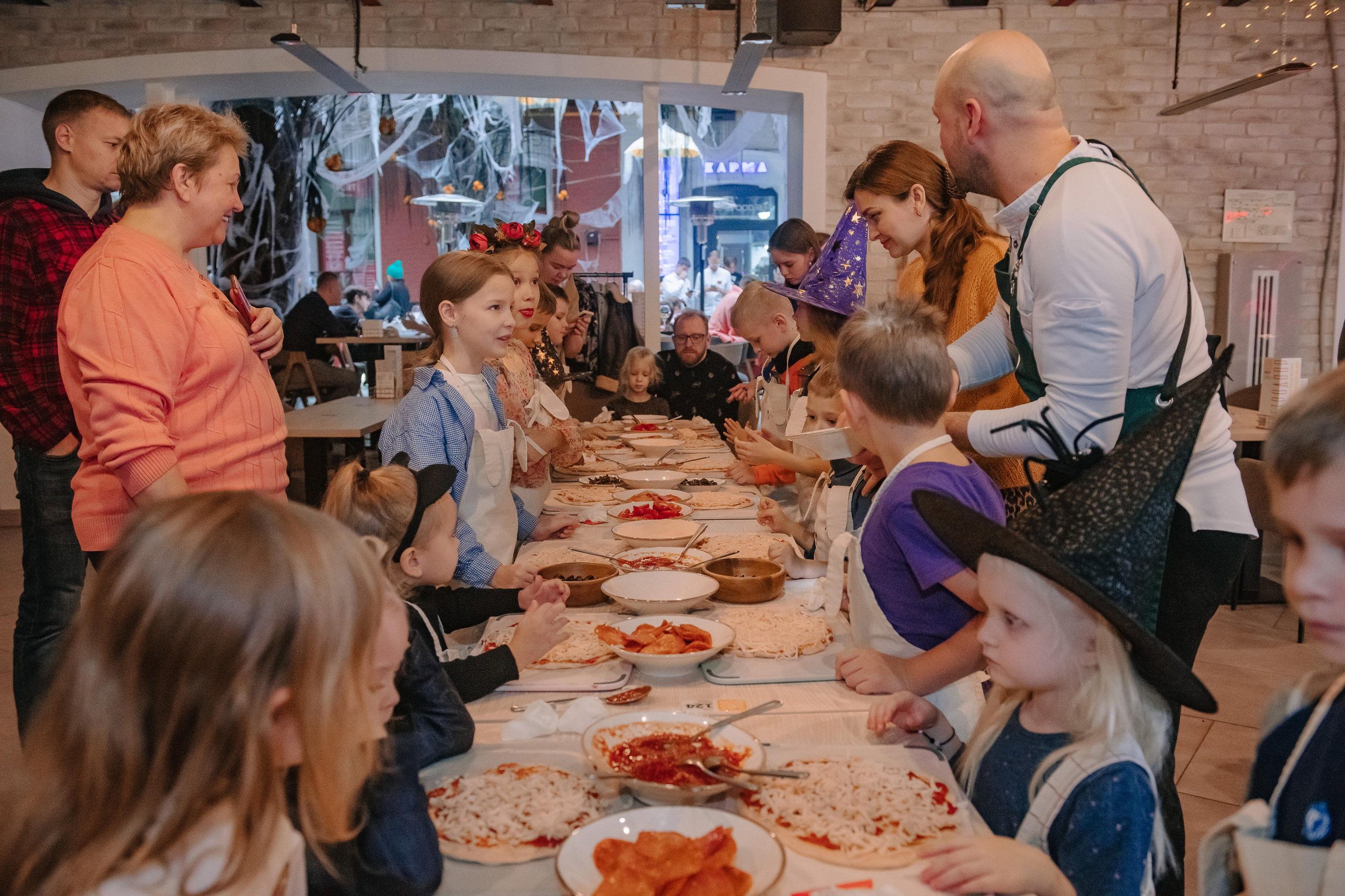 Гастродвор детский мастер-класс на Хеллоуин по приготовлению пиццы. Фотограф Валерия Голубева (Миронова)