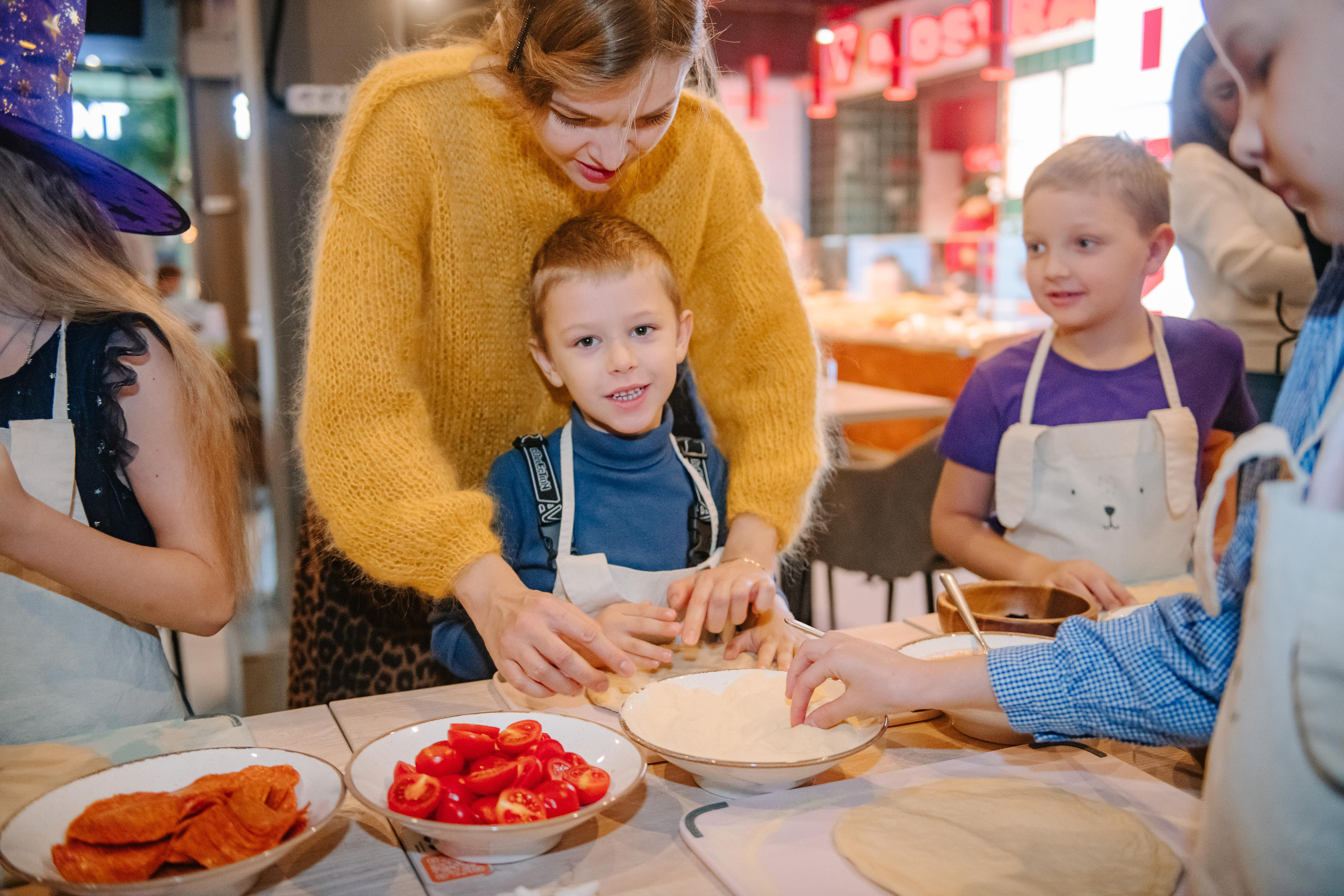 Гастродвор детский мастер-класс на Хеллоуин по приготовлению пиццы. Фотограф Валерия Голубева (Миронова)