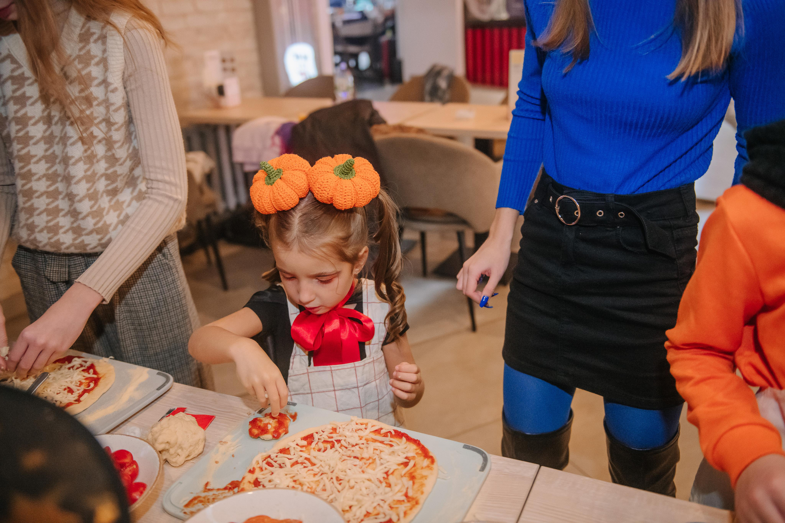 Гастродвор детский мастер-класс на Хеллоуин по приготовлению пиццы. Фотограф Валерия Голубева (Миронова)