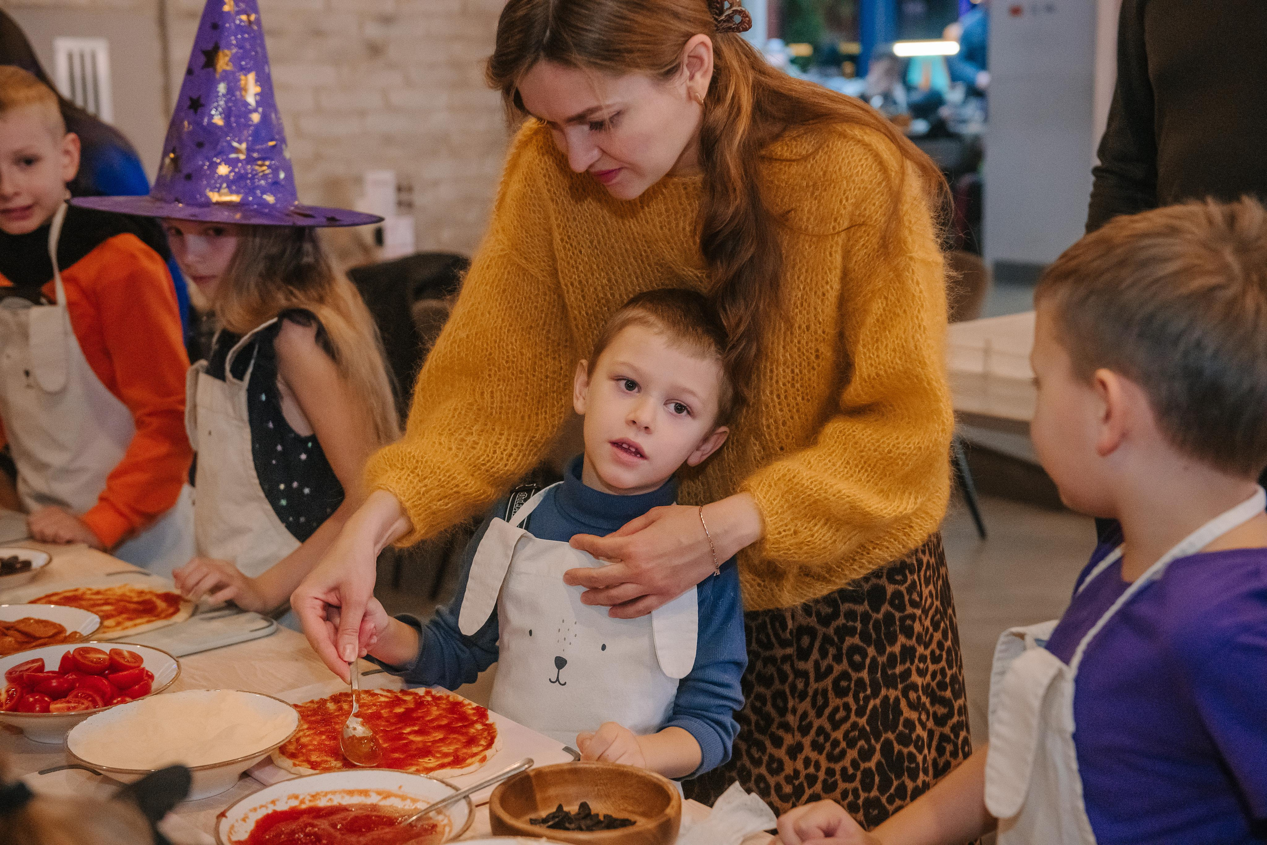 Гастродвор детский мастер-класс на Хеллоуин по приготовлению пиццы. Фотограф Валерия Голубева (Миронова)