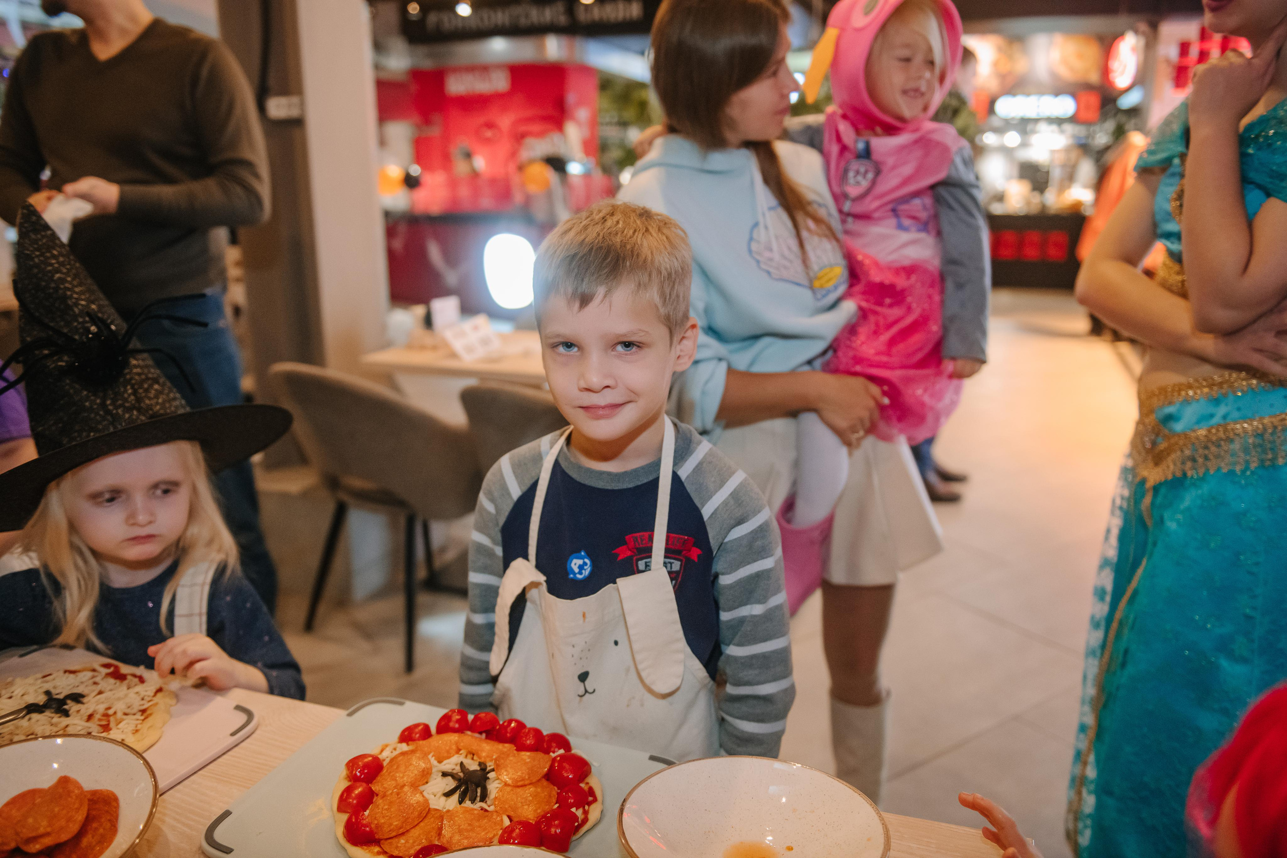 Гастродвор детский мастер-класс на Хеллоуин по приготовлению пиццы. Фотограф Валерия Голубева (Миронова)