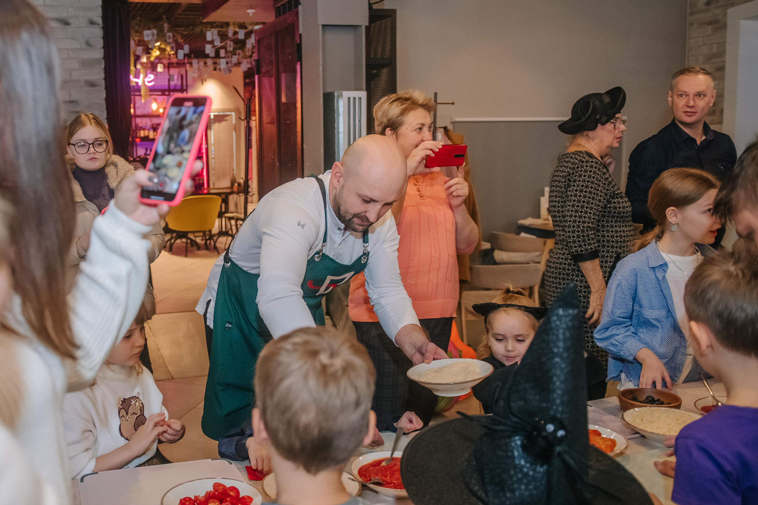 Гастродвор детский мастер-класс на Хеллоуин по приготовлению пиццы. Фотограф Валерия Голубева (Миронова)