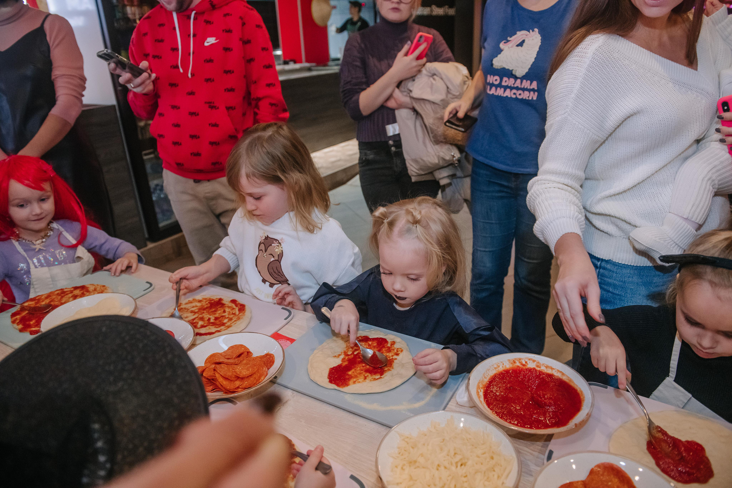Гастродвор детский мастер-класс на Хеллоуин по приготовлению пиццы. Фотограф Валерия Голубева (Миронова)