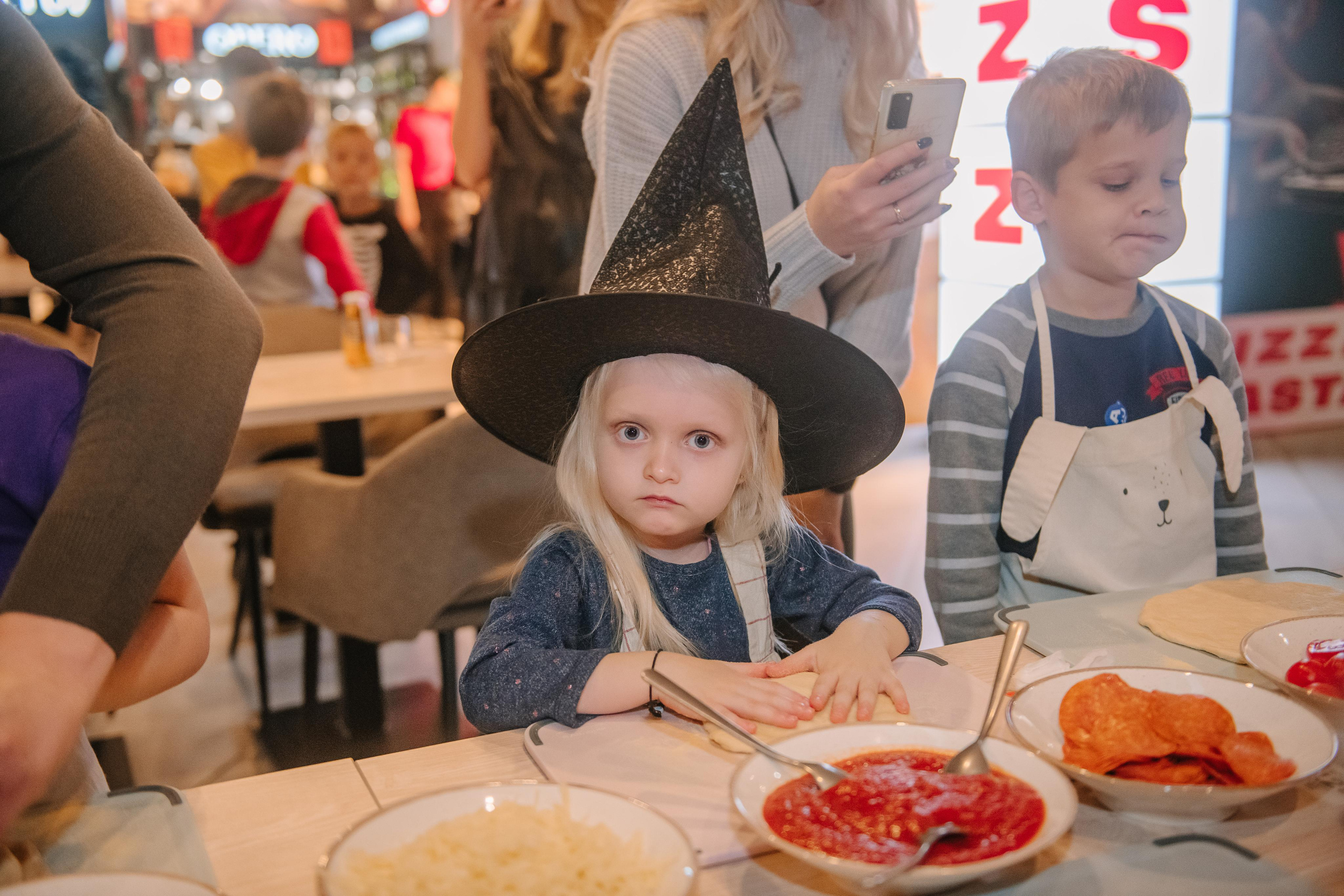 Гастродвор детский мастер-класс на Хеллоуин по приготовлению пиццы. Фотограф Валерия Голубева (Миронова)