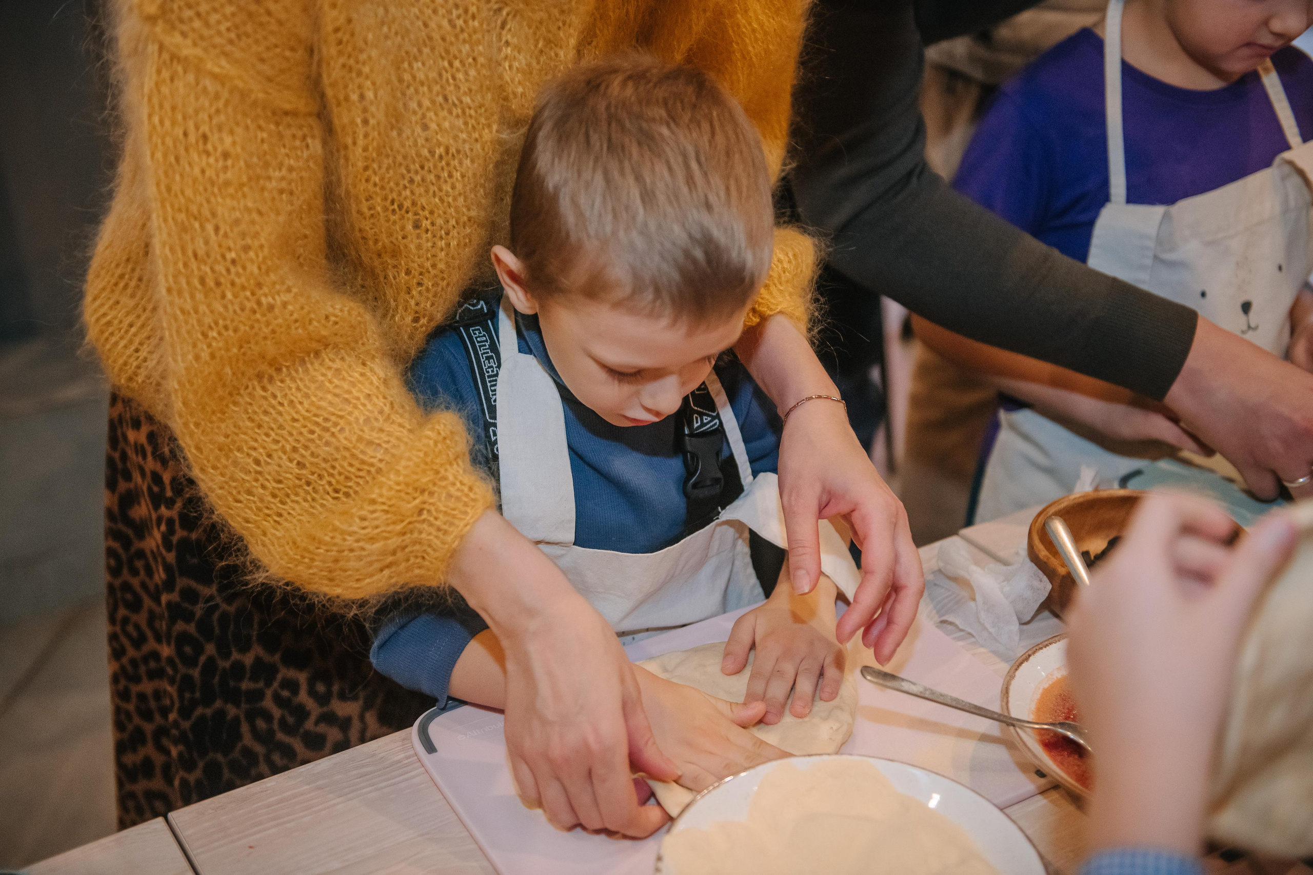 Гастродвор детский мастер-класс на Хеллоуин по приготовлению пиццы. Фотограф Валерия Голубева (Миронова)
