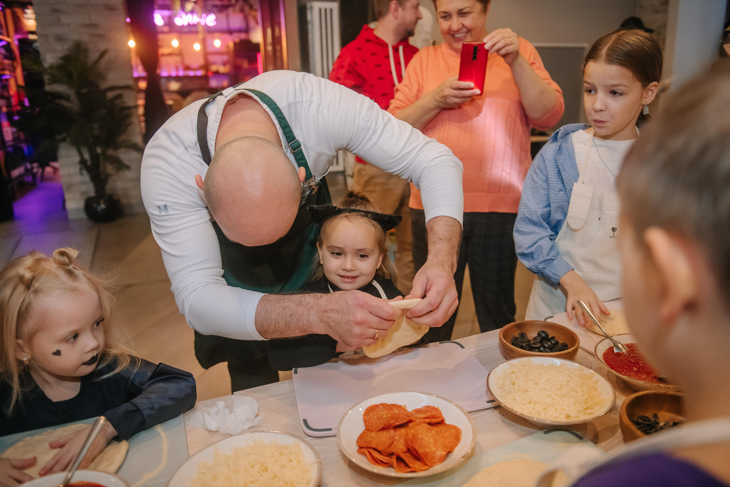 Гастродвор детский мастер-класс на Хеллоуин по приготовлению пиццы. Фотограф Валерия Голубева (Миронова)