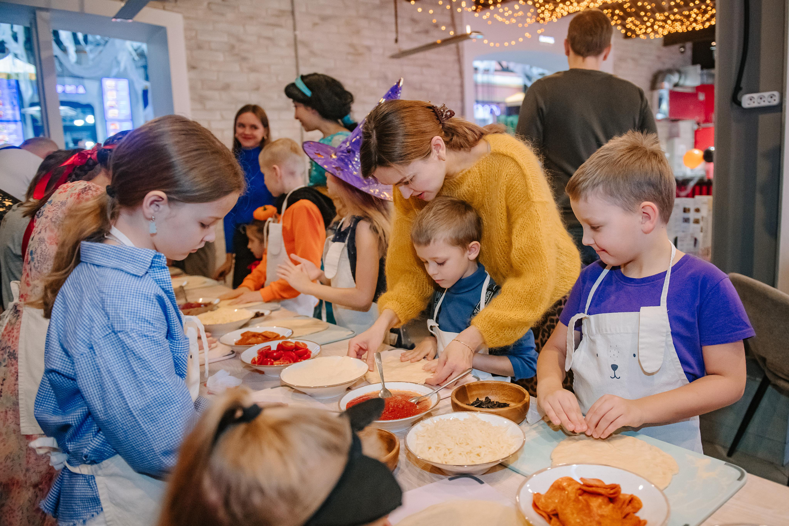 Гастродвор детский мастер-класс на Хеллоуин по приготовлению пиццы. Фотограф Валерия Голубева (Миронова)