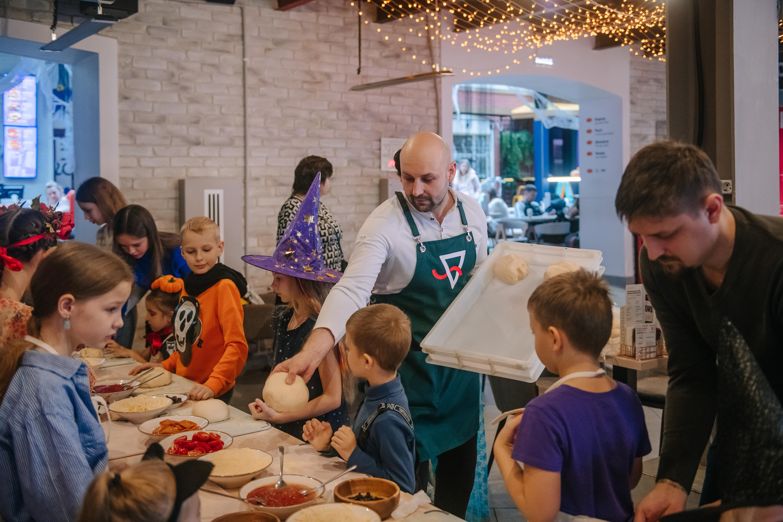 Гастродвор детский мастер-класс на Хеллоуин по приготовлению пиццы. Фотограф Валерия Голубева (Миронова)