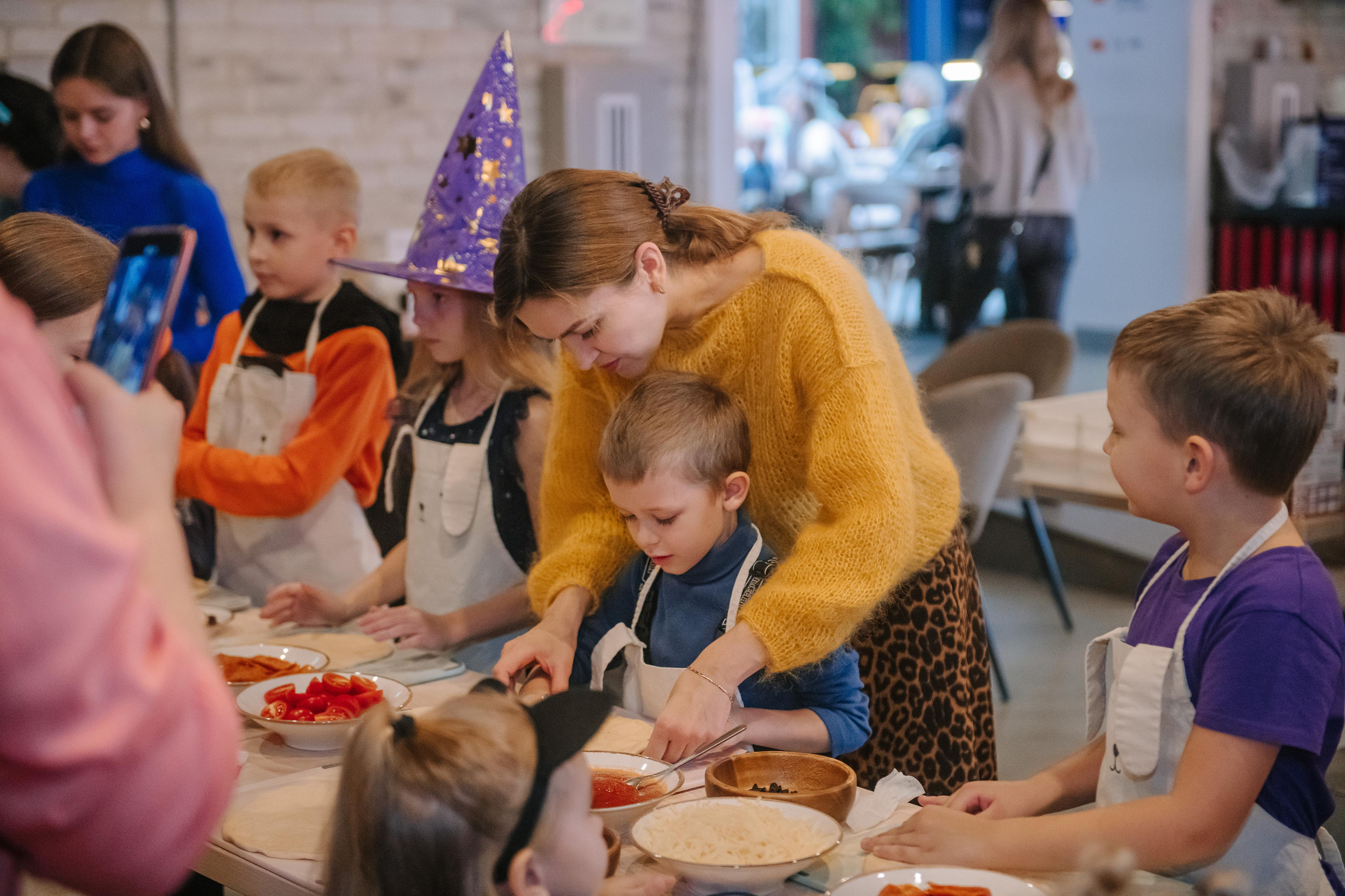 Гастродвор детский мастер-класс на Хеллоуин по приготовлению пиццы. Фотограф Валерия Голубева (Миронова)