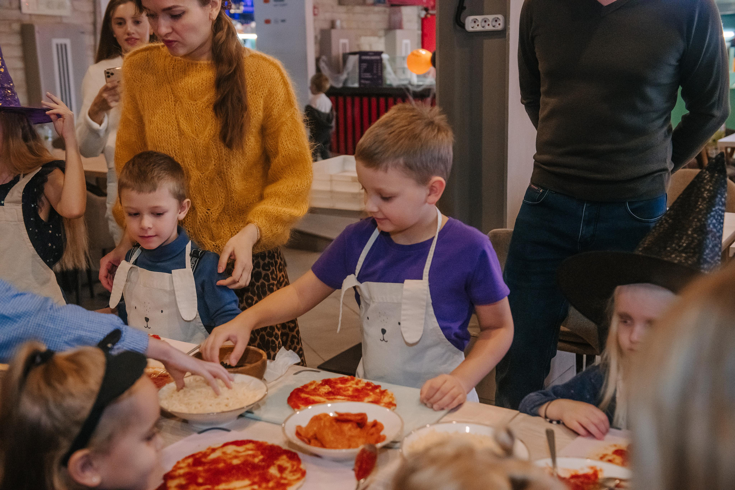 Гастродвор детский мастер-класс на Хеллоуин по приготовлению пиццы. Фотограф Валерия Голубева (Миронова)