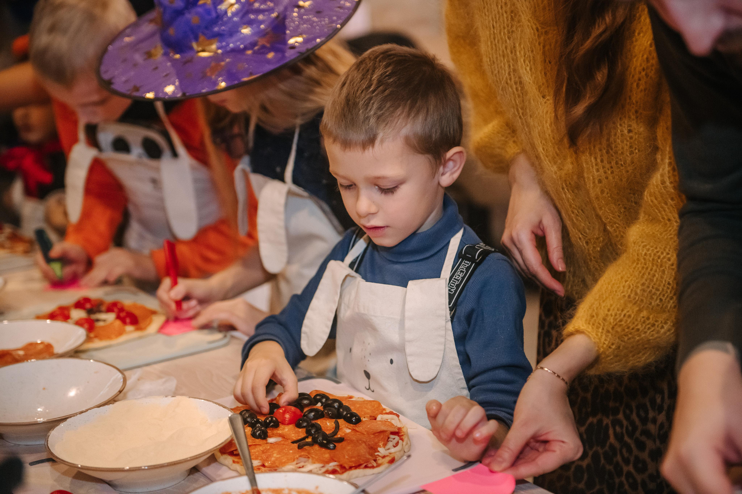 Гастродвор детский мастер-класс на Хеллоуин по приготовлению пиццы. Фотограф Валерия Голубева (Миронова)
