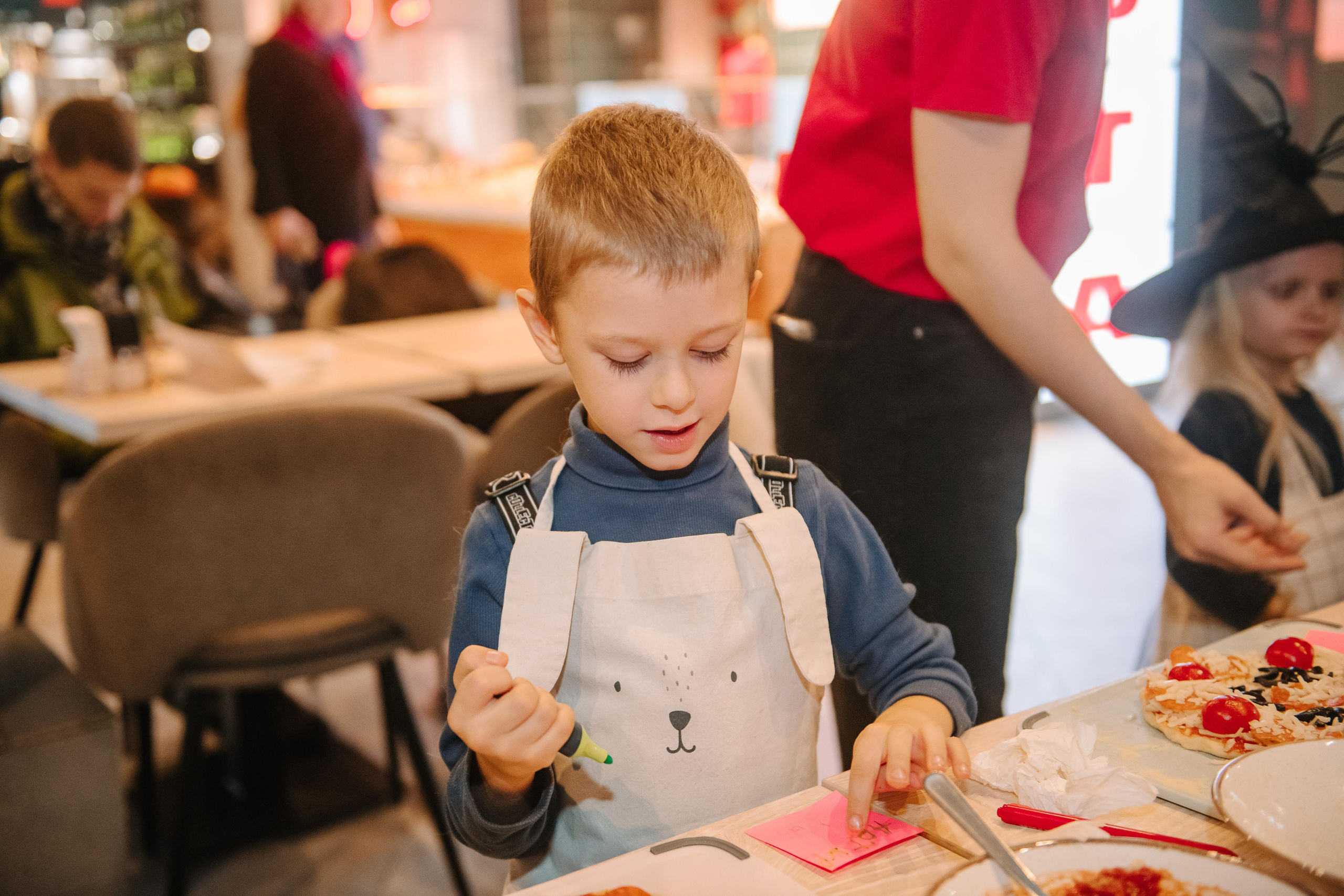 Гастродвор детский мастер-класс на Хеллоуин по приготовлению пиццы. Фотограф Валерия Голубева (Миронова)