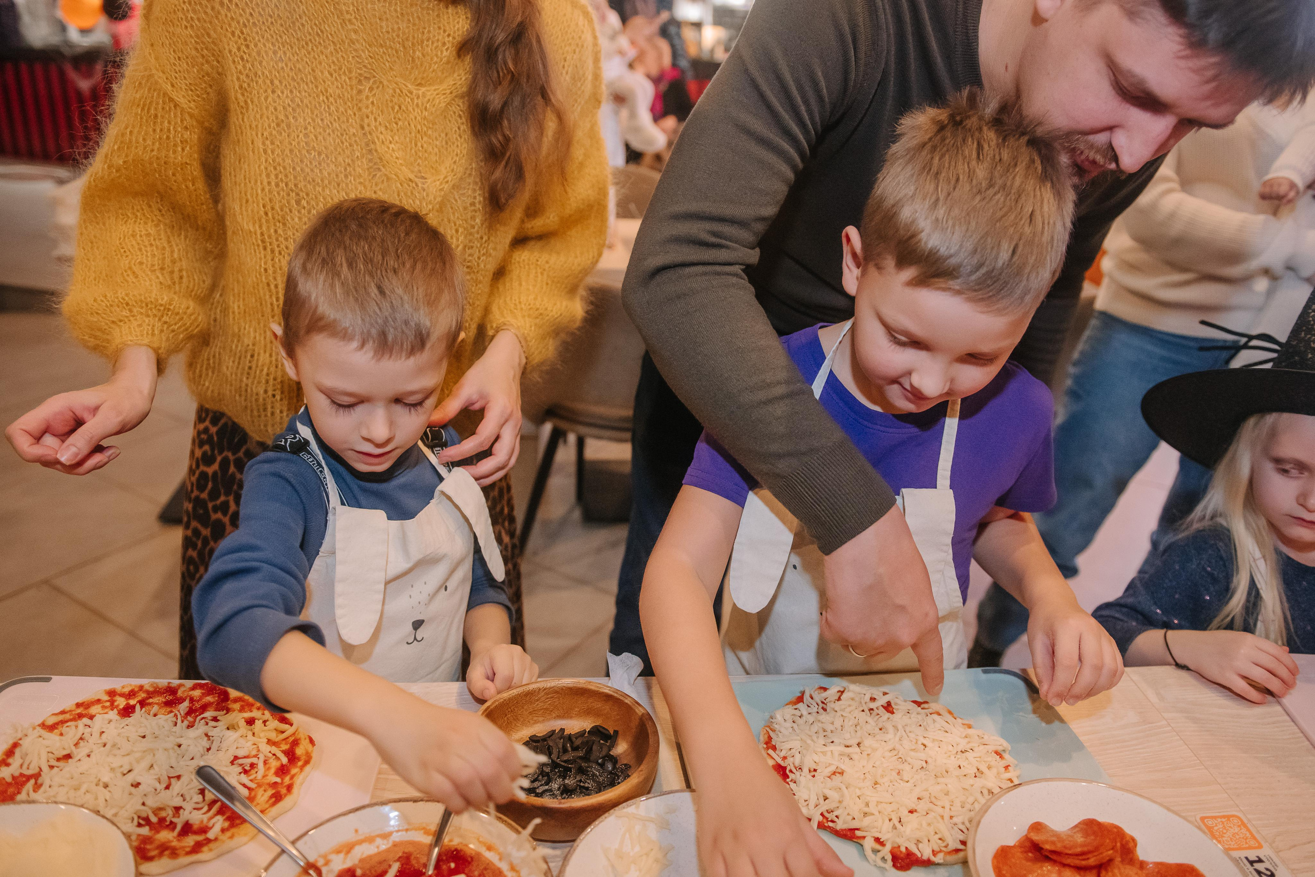 Гастродвор детский мастер-класс на Хеллоуин по приготовлению пиццы. Фотограф Валерия Голубева (Миронова)