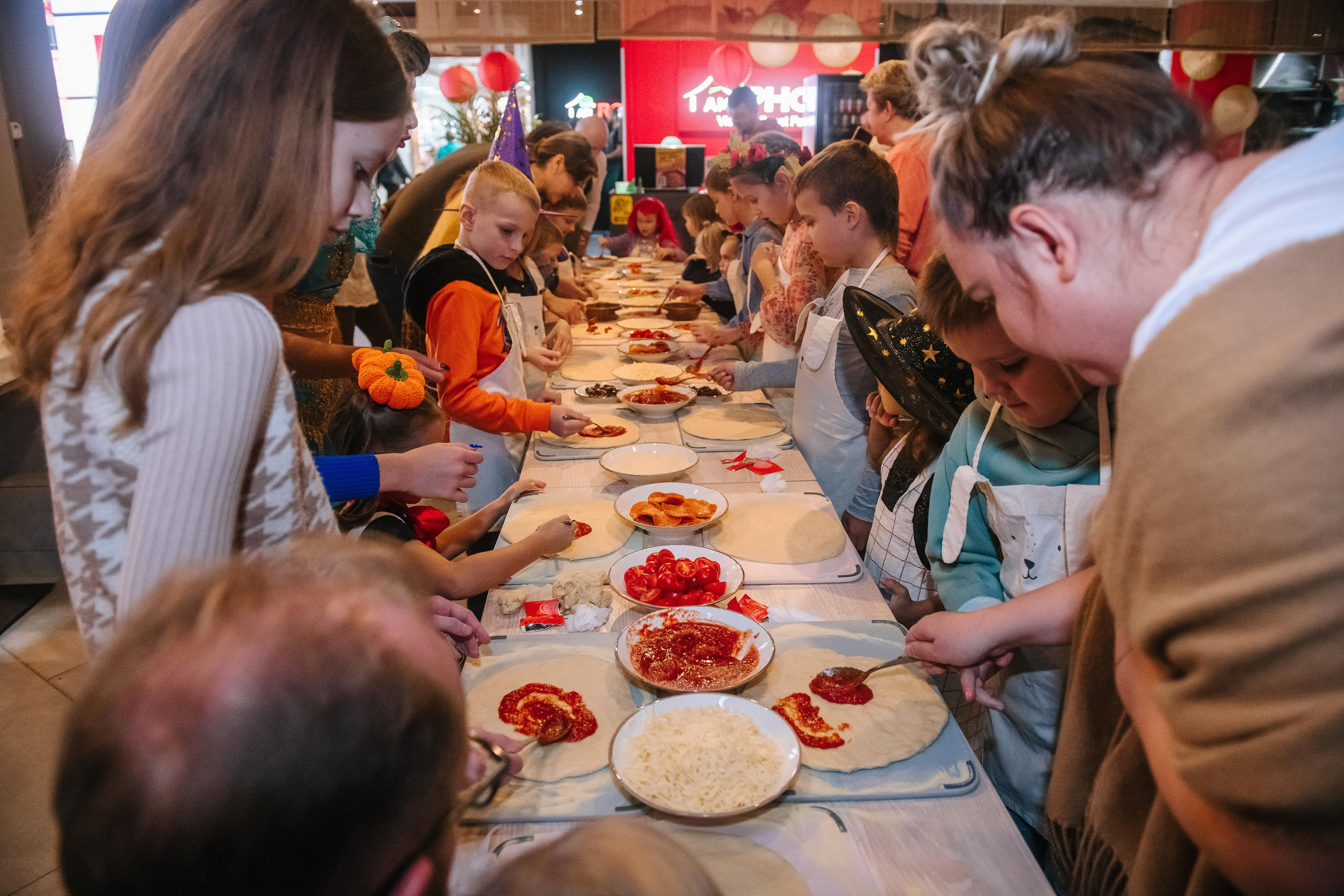 Гастродвор детский мастер-класс на Хеллоуин по приготовлению пиццы. Фотограф Валерия Голубева (Миронова)