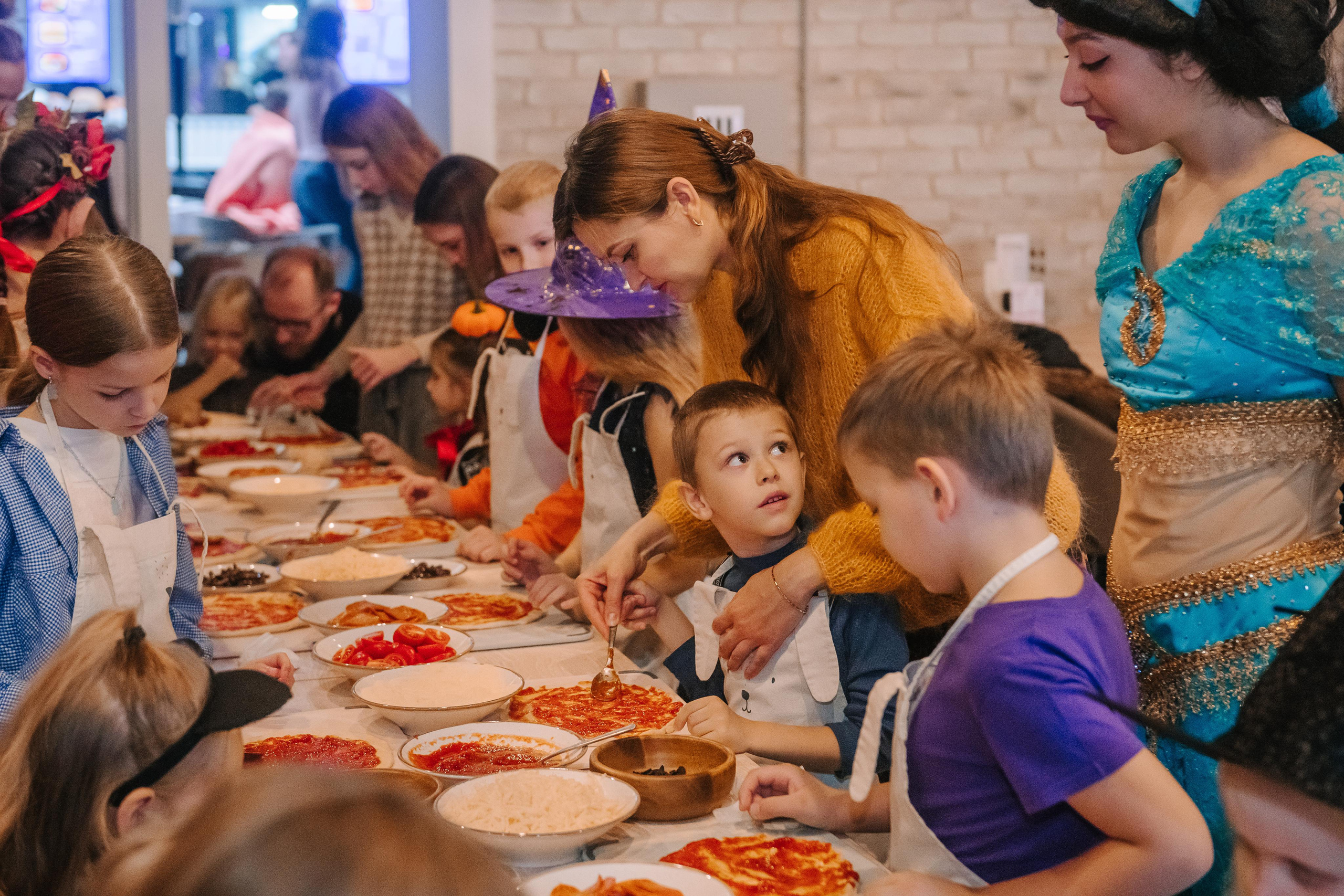 Гастродвор детский мастер-класс на Хеллоуин по приготовлению пиццы. Фотограф Валерия Голубева (Миронова)