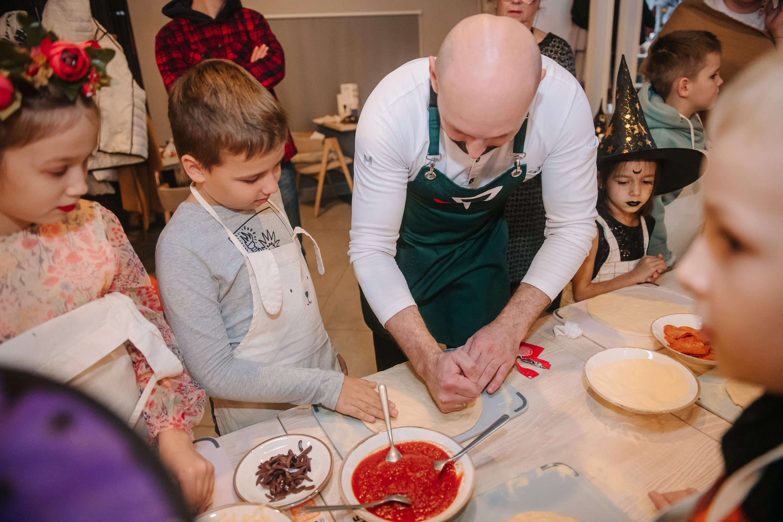 Гастродвор детский мастер-класс на Хеллоуин по приготовлению пиццы. Фотограф Валерия Голубева (Миронова)