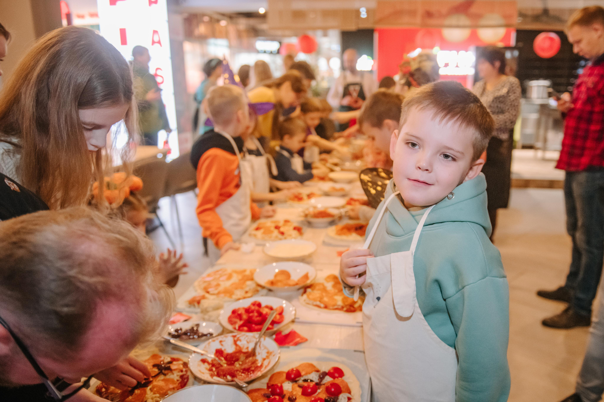 Гастродвор детский мастер-класс на Хеллоуин по приготовлению пиццы. Фотограф Валерия Голубева (Миронова)