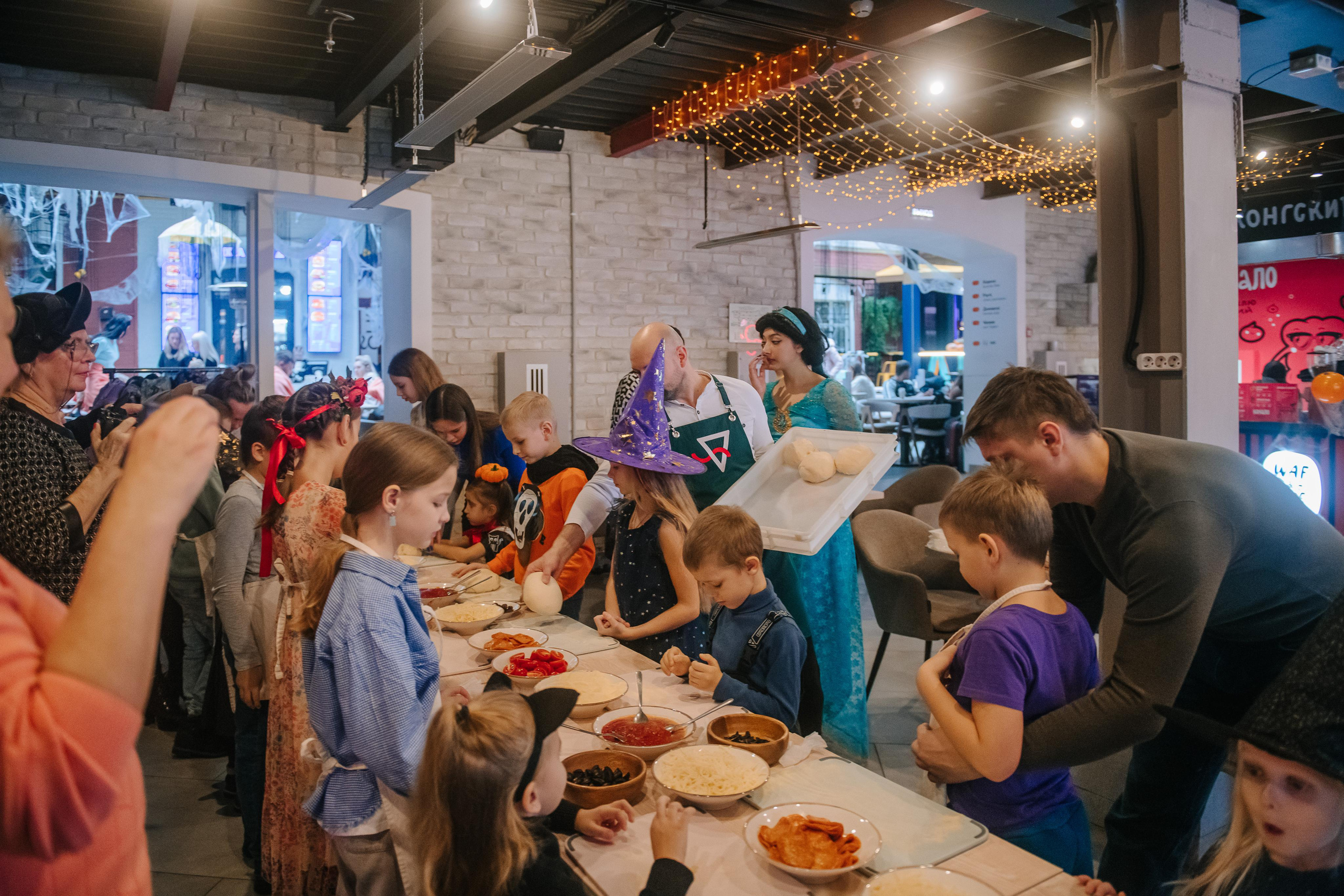 Гастродвор детский мастер-класс на Хеллоуин по приготовлению пиццы. Фотограф Валерия Голубева (Миронова)