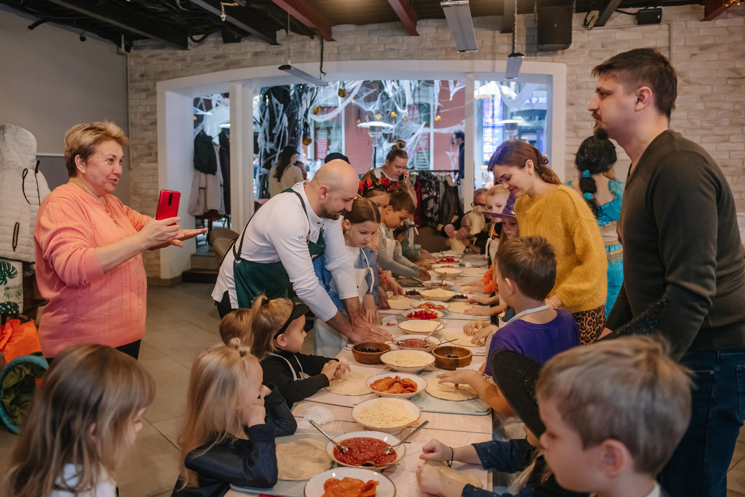 Гастродвор детский мастер-класс на Хеллоуин по приготовлению пиццы. Фотограф Валерия Голубева (Миронова)