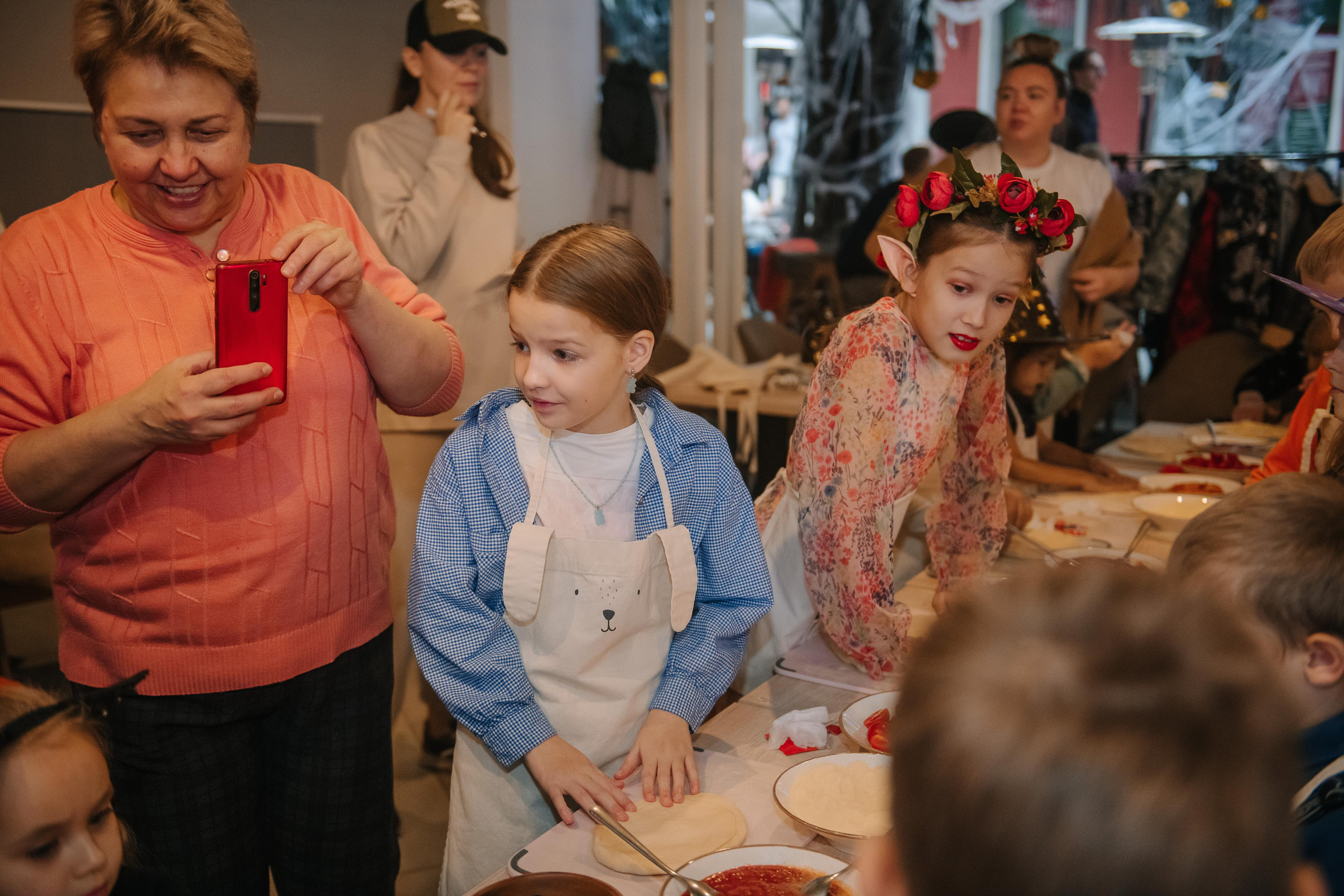 Гастродвор детский мастер-класс на Хеллоуин по приготовлению пиццы. Фотограф Валерия Голубева (Миронова)