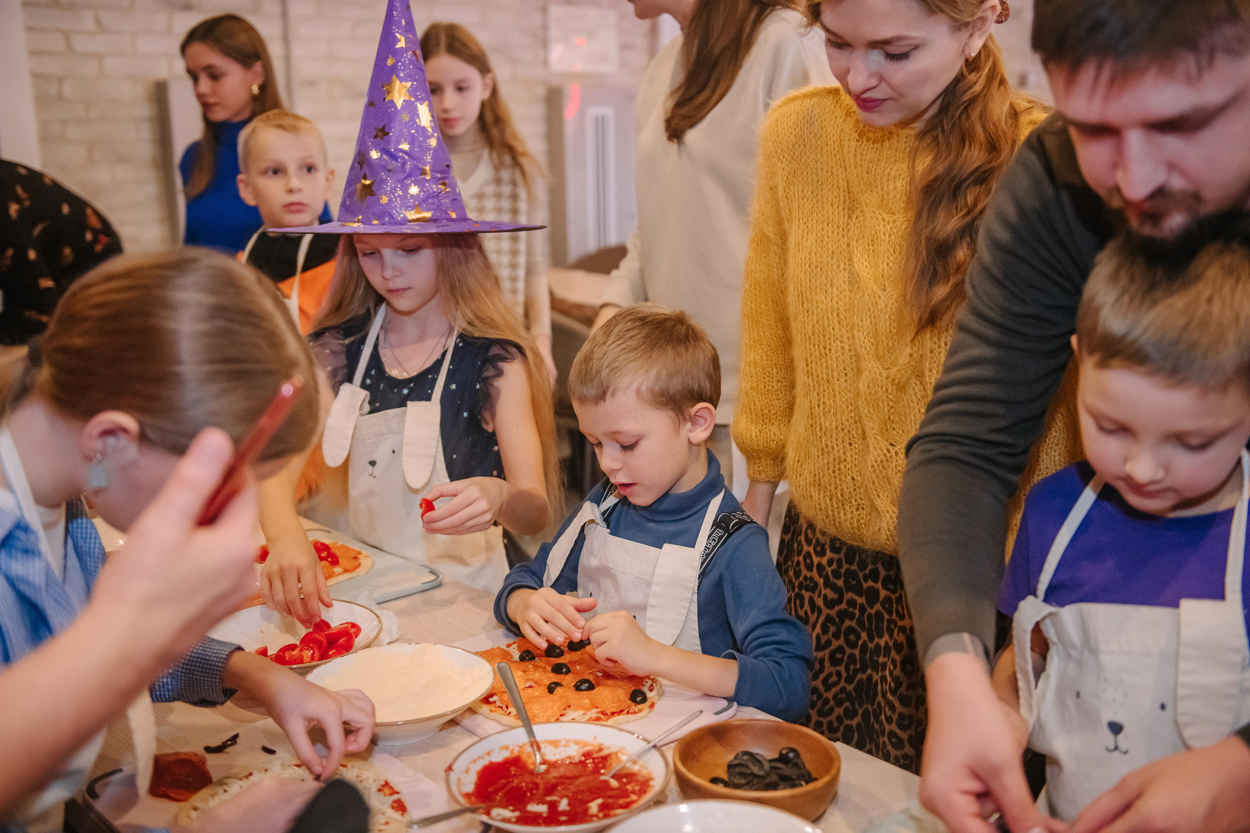 Гастродвор детский мастер-класс на Хеллоуин по приготовлению пиццы. Фотограф Валерия Голубева (Миронова)