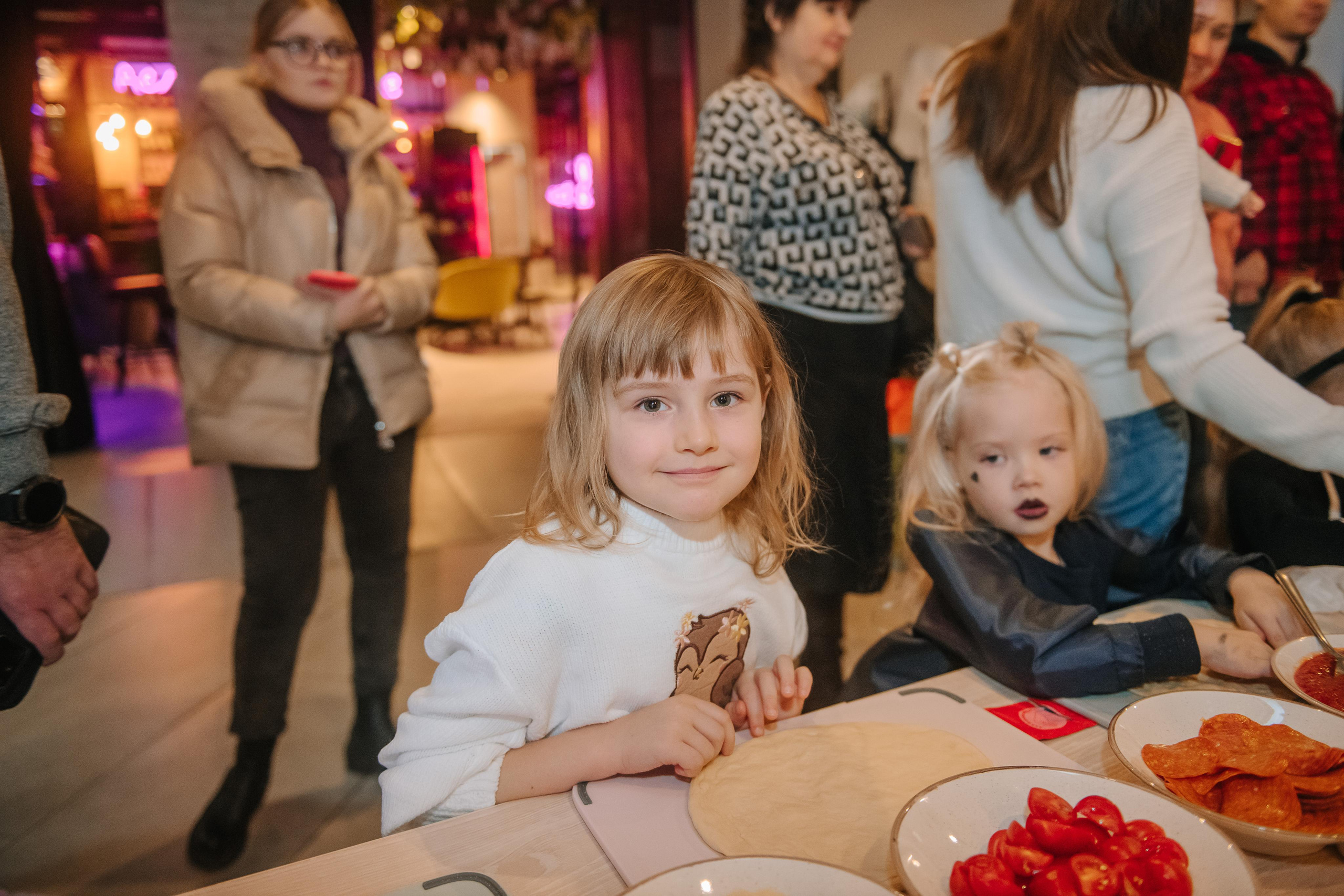 Гастродвор детский мастер-класс на Хеллоуин по приготовлению пиццы. Фотограф Валерия Голубева (Миронова)