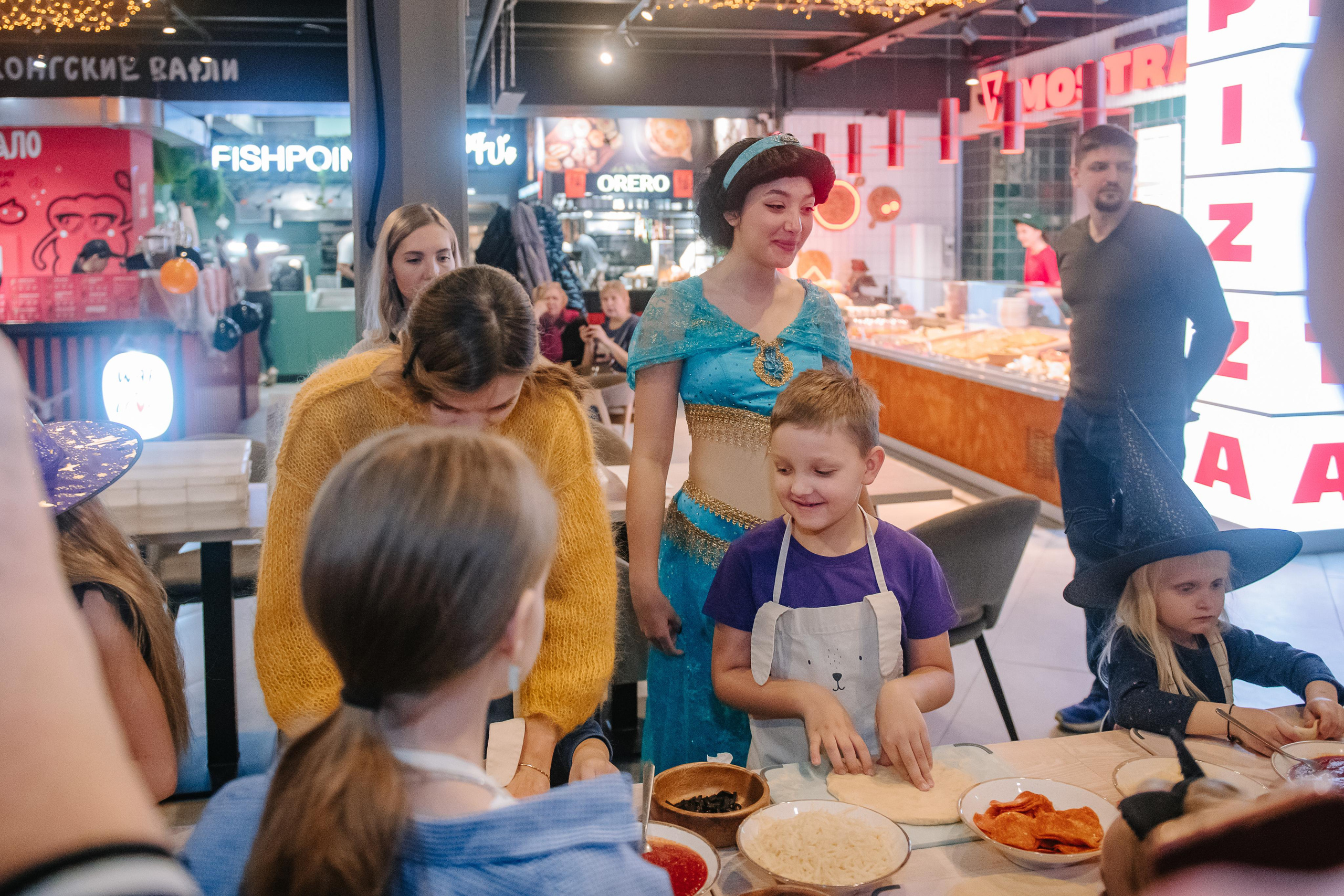 Гастродвор детский мастер-класс на Хеллоуин по приготовлению пиццы. Фотограф Валерия Голубева (Миронова)