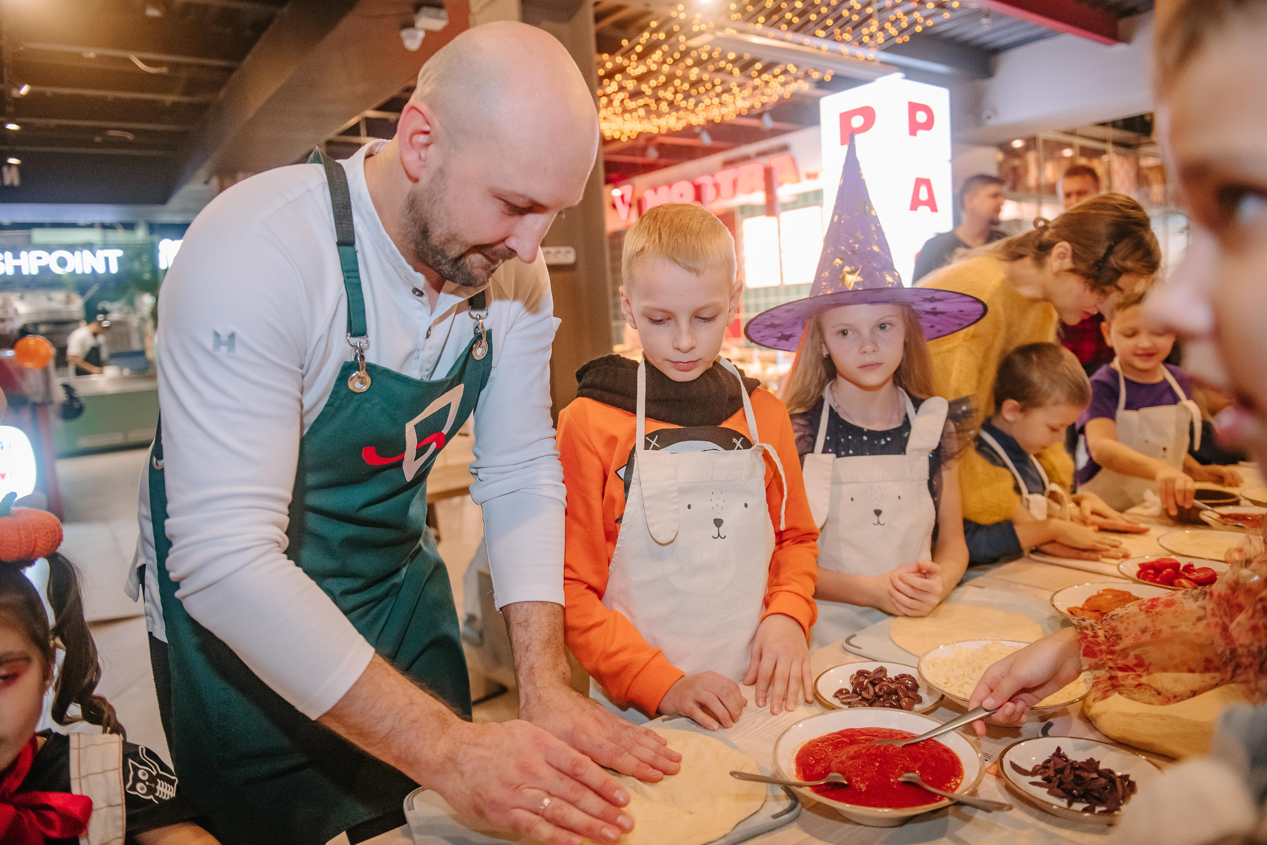 Гастродвор детский мастер-класс на Хеллоуин по приготовлению пиццы. Фотограф Валерия Голубева (Миронова)