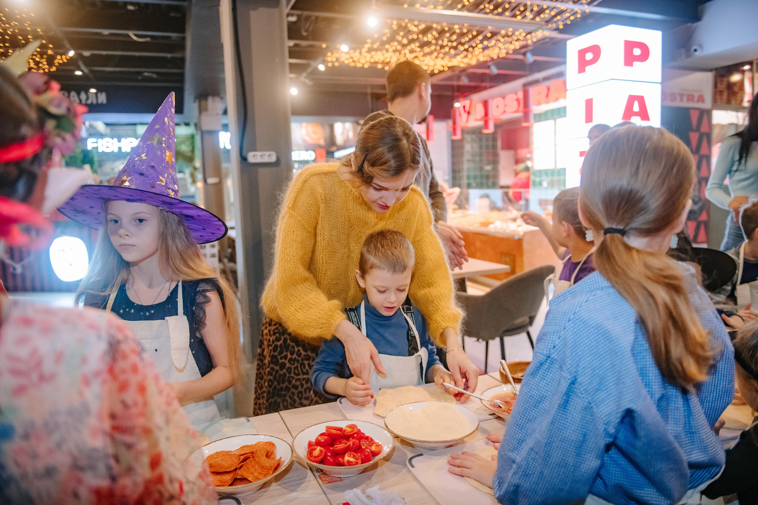 Гастродвор детский мастер-класс на Хеллоуин по приготовлению пиццы. Фотограф Валерия Голубева (Миронова)
