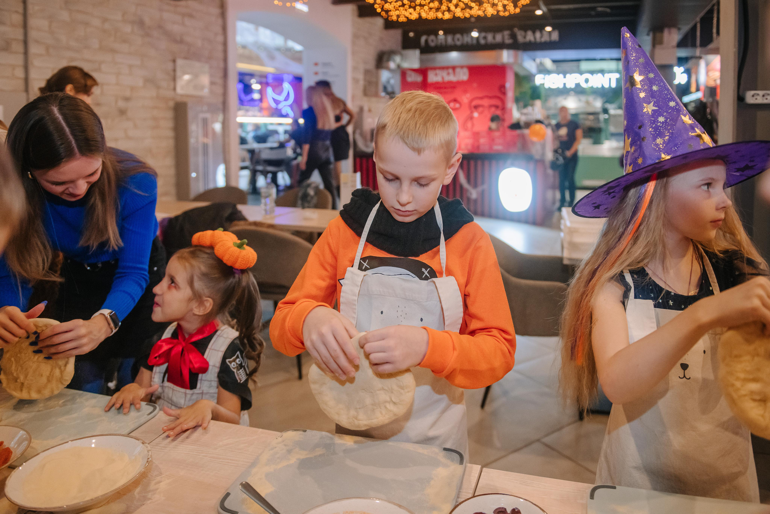 Гастродвор детский мастер-класс на Хеллоуин по приготовлению пиццы. Фотограф Валерия Голубева (Миронова)