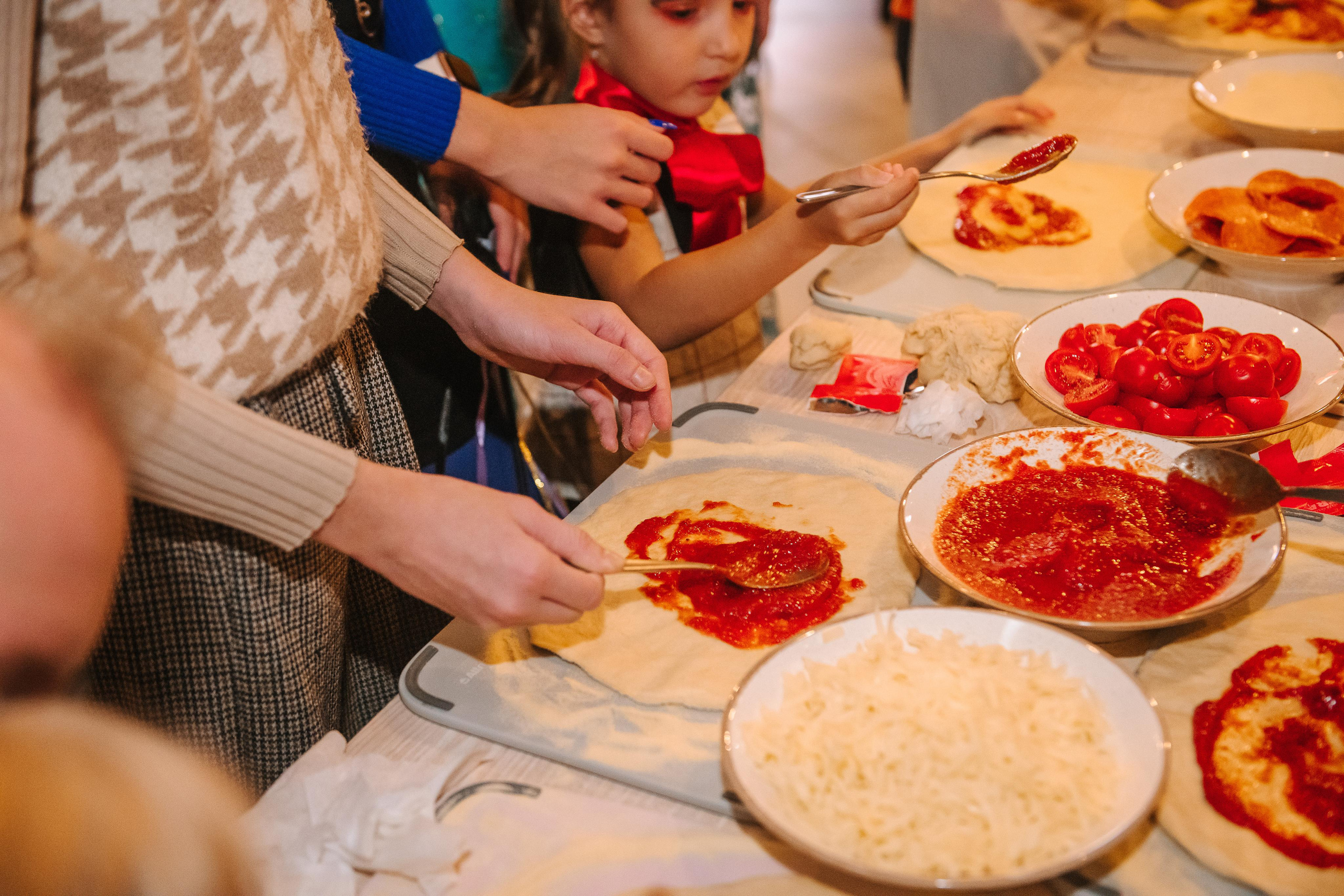 Гастродвор детский мастер-класс на Хеллоуин по приготовлению пиццы. Фотограф Валерия Голубева (Миронова)