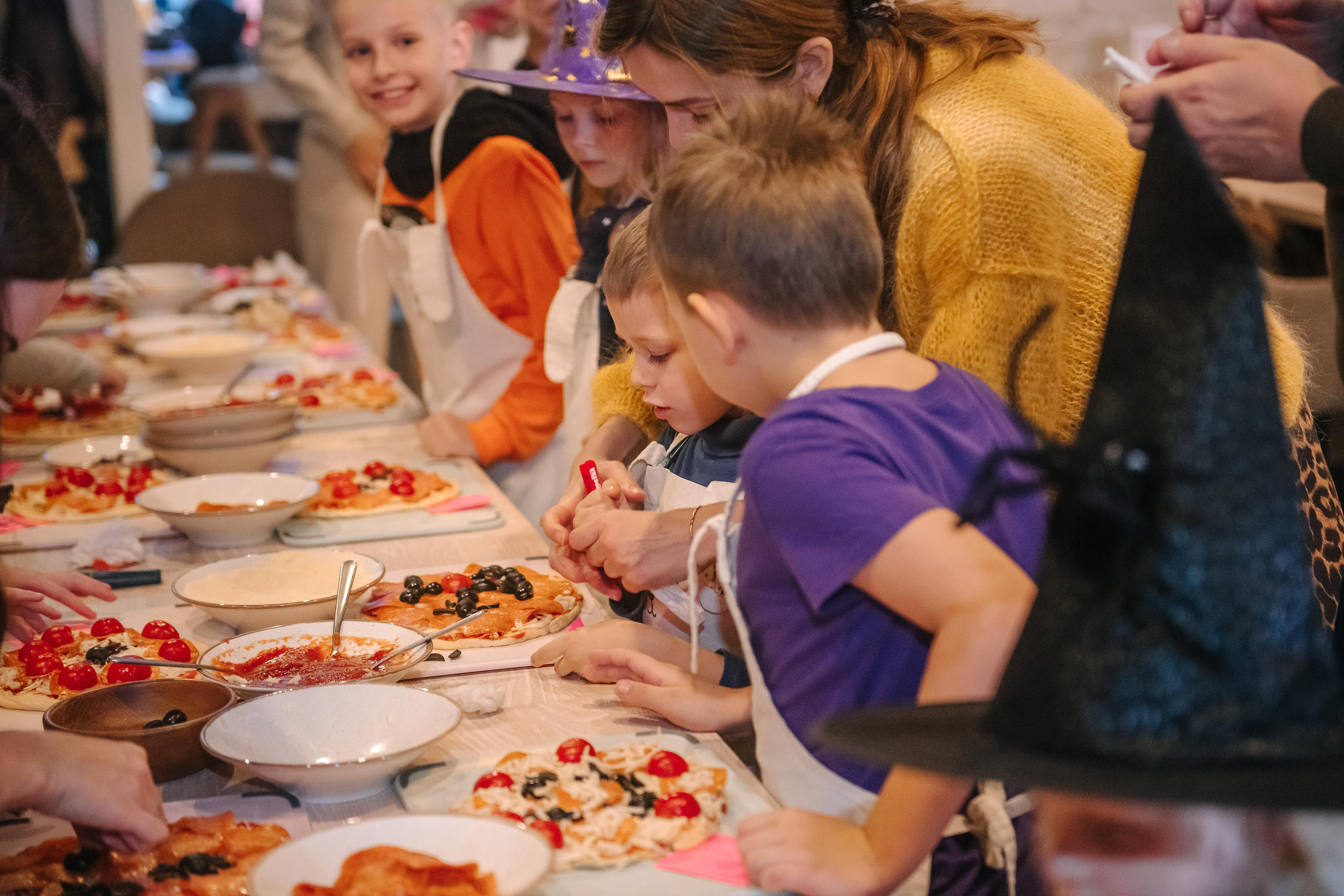 Гастродвор детский мастер-класс на Хеллоуин по приготовлению пиццы. Фотограф Валерия Голубева (Миронова)