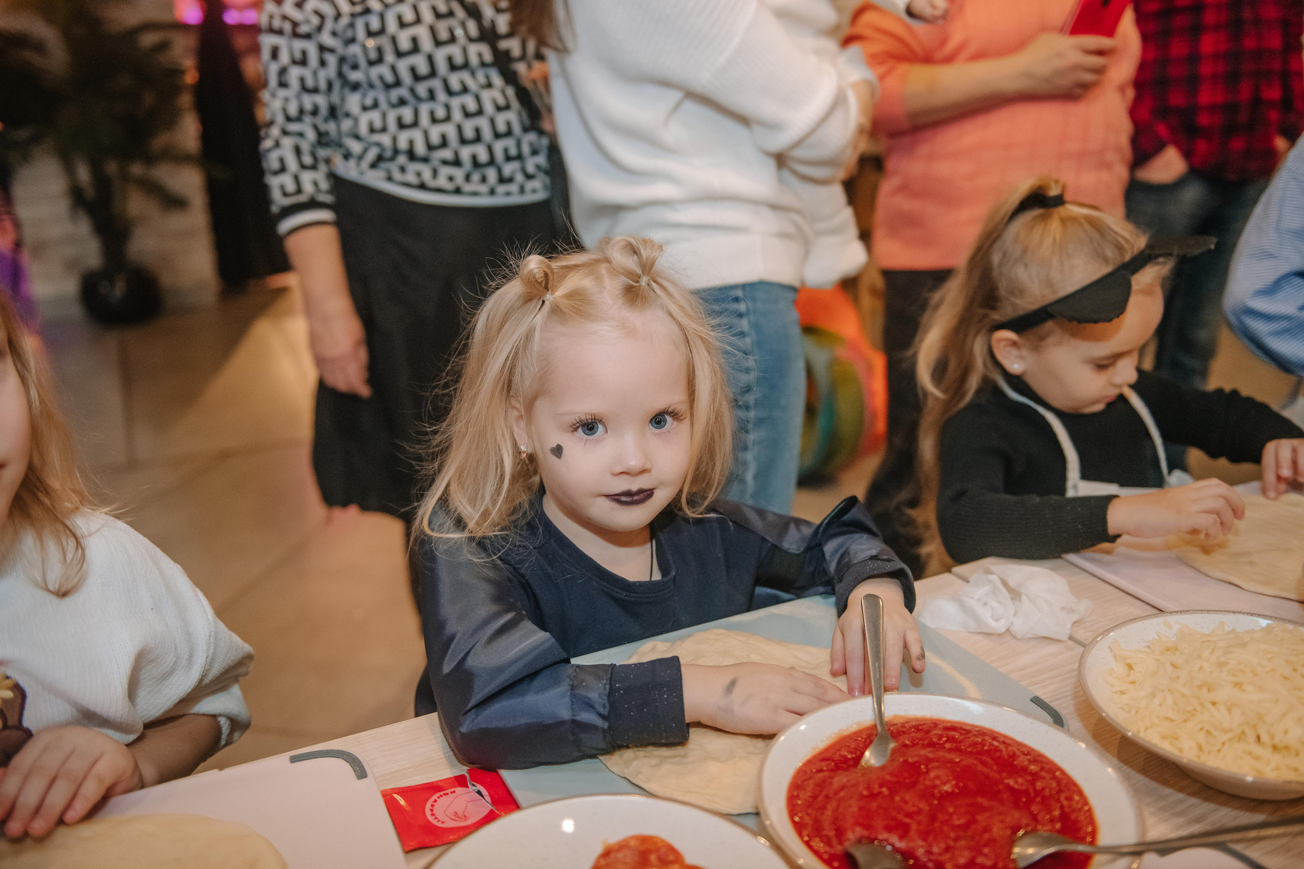 Гастродвор детский мастер-класс на Хеллоуин по приготовлению пиццы. Фотограф Валерия Голубева (Миронова)