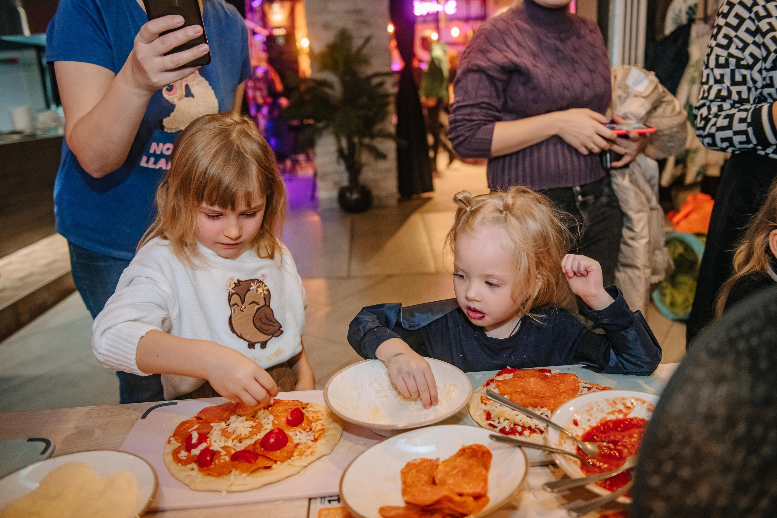 Гастродвор детский мастер-класс на Хеллоуин по приготовлению пиццы. Фотограф Валерия Голубева (Миронова)