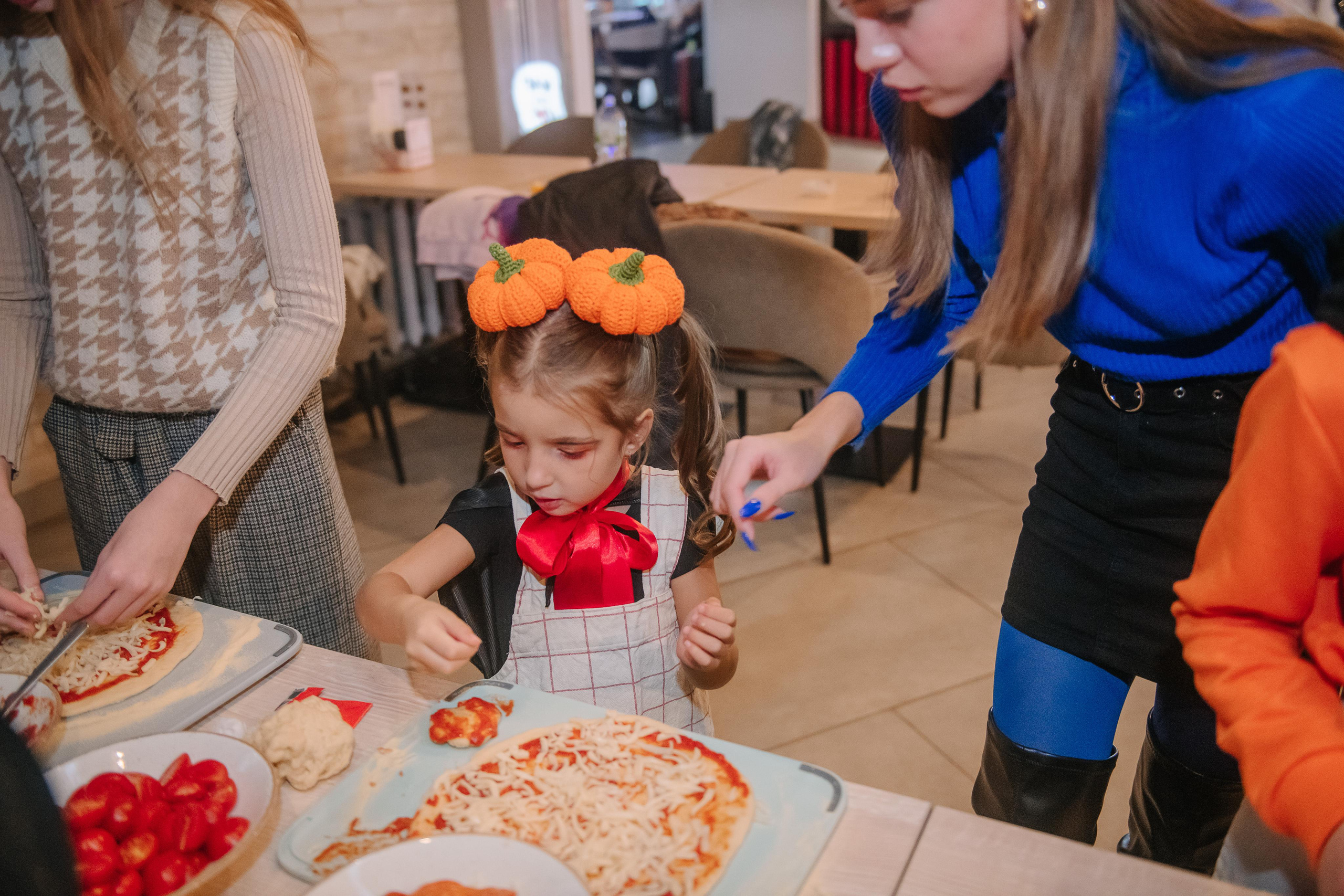 Гастродвор детский мастер-класс на Хеллоуин по приготовлению пиццы. Фотограф Валерия Голубева (Миронова)