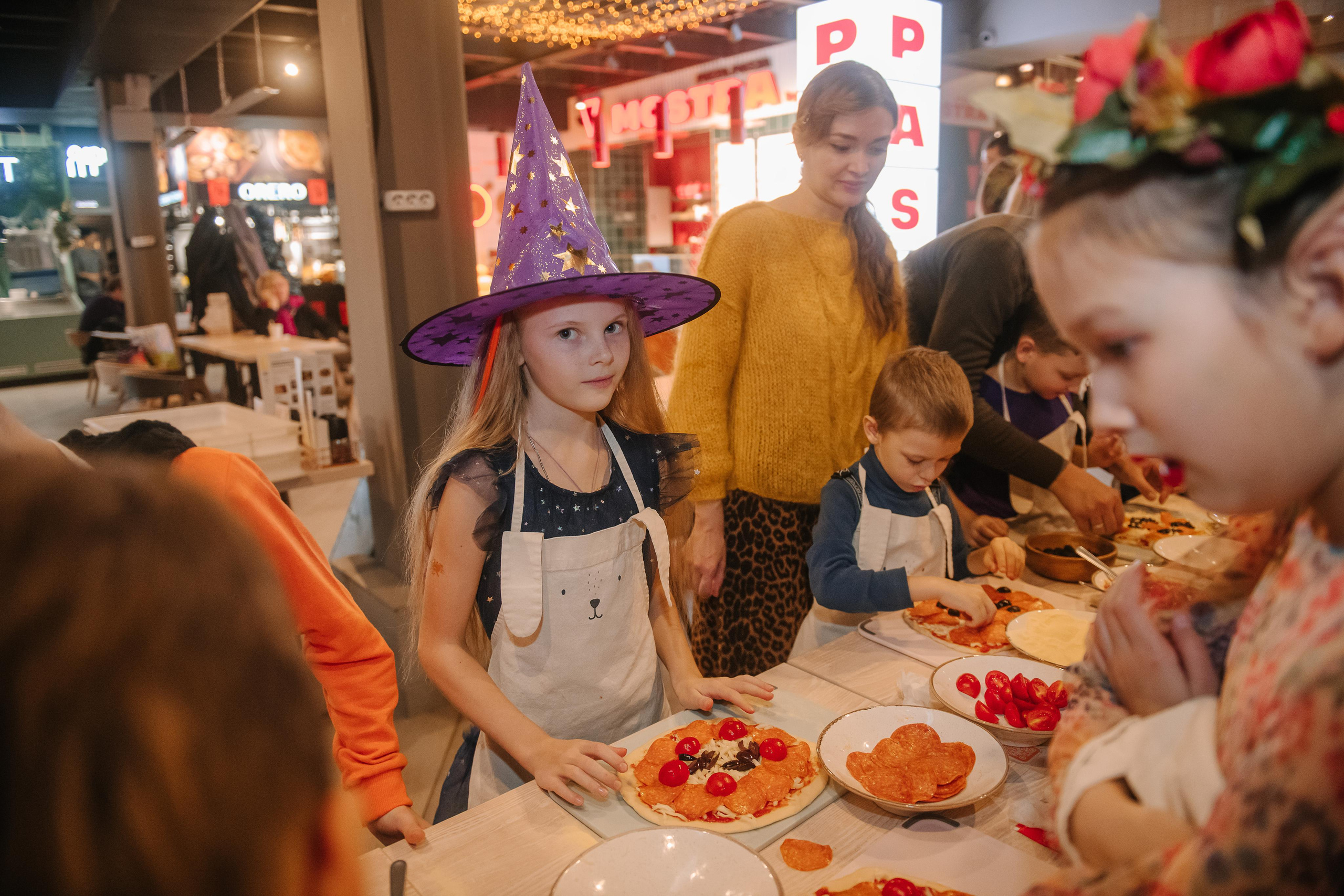 Гастродвор детский мастер-класс на Хеллоуин по приготовлению пиццы. Фотограф Валерия Голубева (Миронова)