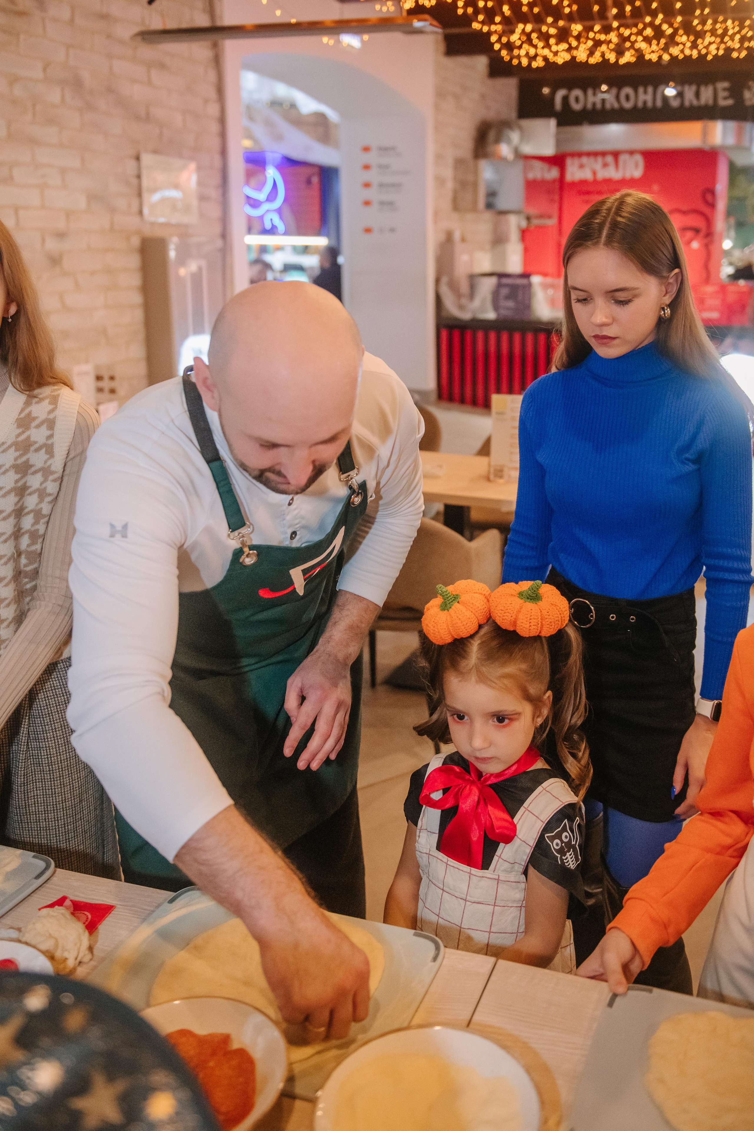 Гастродвор детский мастер-класс на Хеллоуин по приготовлению пиццы. Фотограф Валерия Голубева (Миронова)
