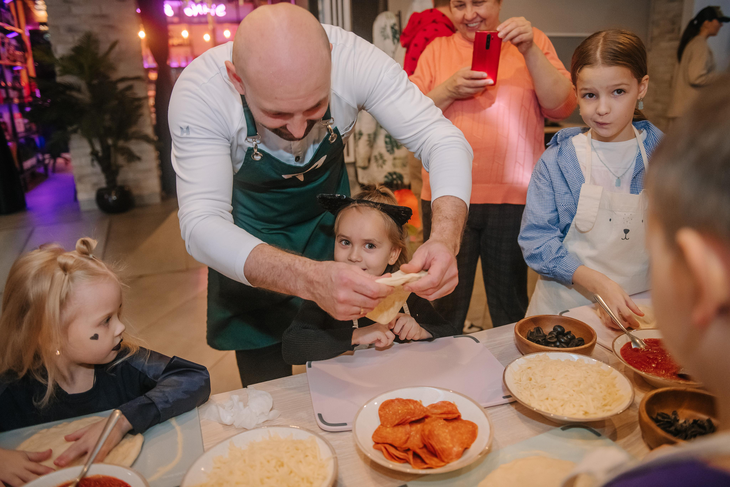 Гастродвор детский мастер-класс на Хеллоуин по приготовлению пиццы. Фотограф Валерия Голубева (Миронова)