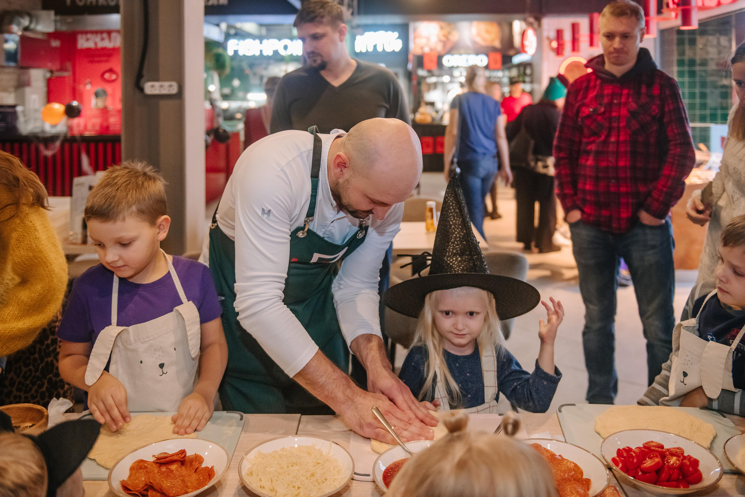 Гастродвор детский мастер-класс на Хеллоуин по приготовлению пиццы. Фотограф Валерия Голубева (Миронова)