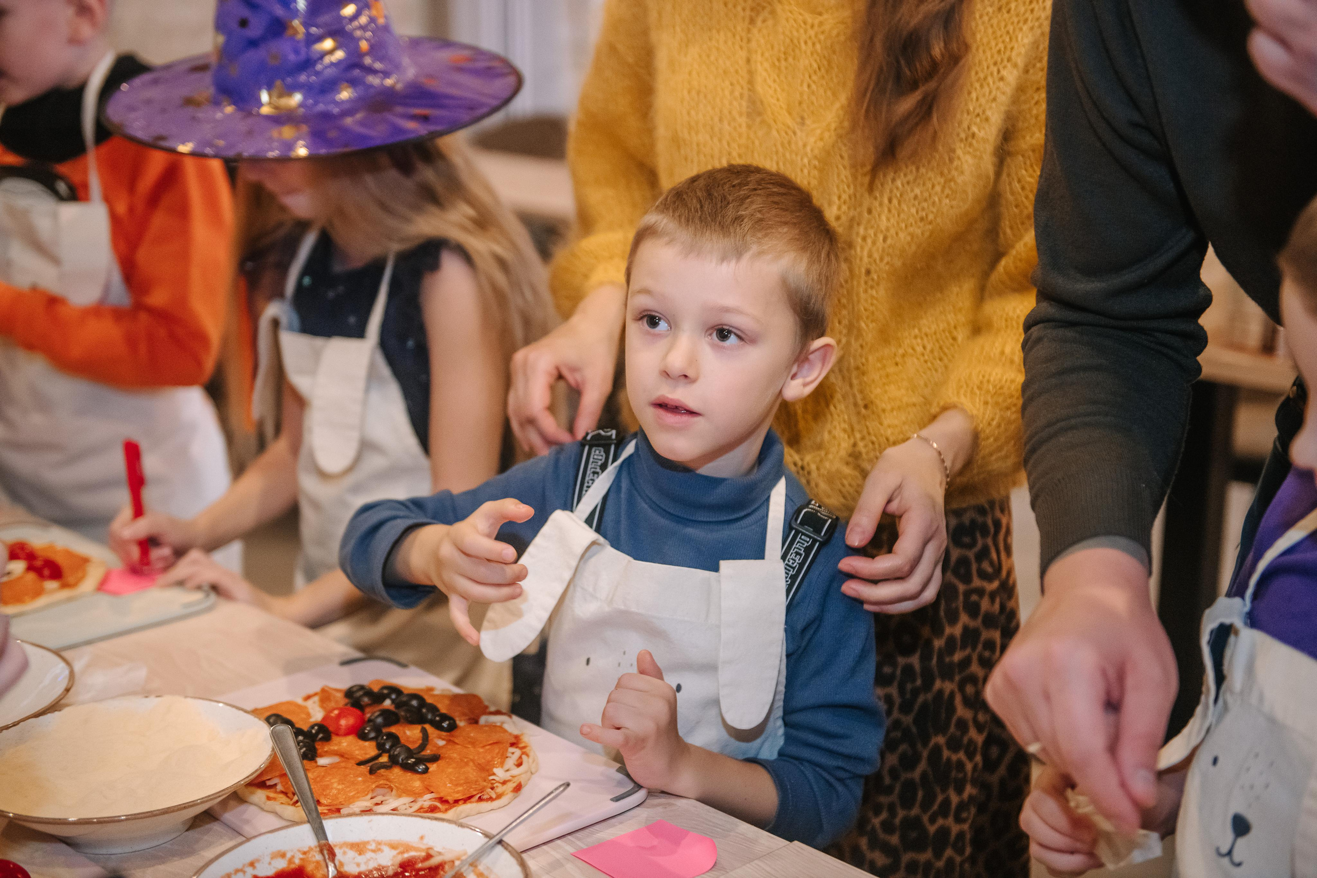 Гастродвор детский мастер-класс на Хеллоуин по приготовлению пиццы. Фотограф Валерия Голубева (Миронова)