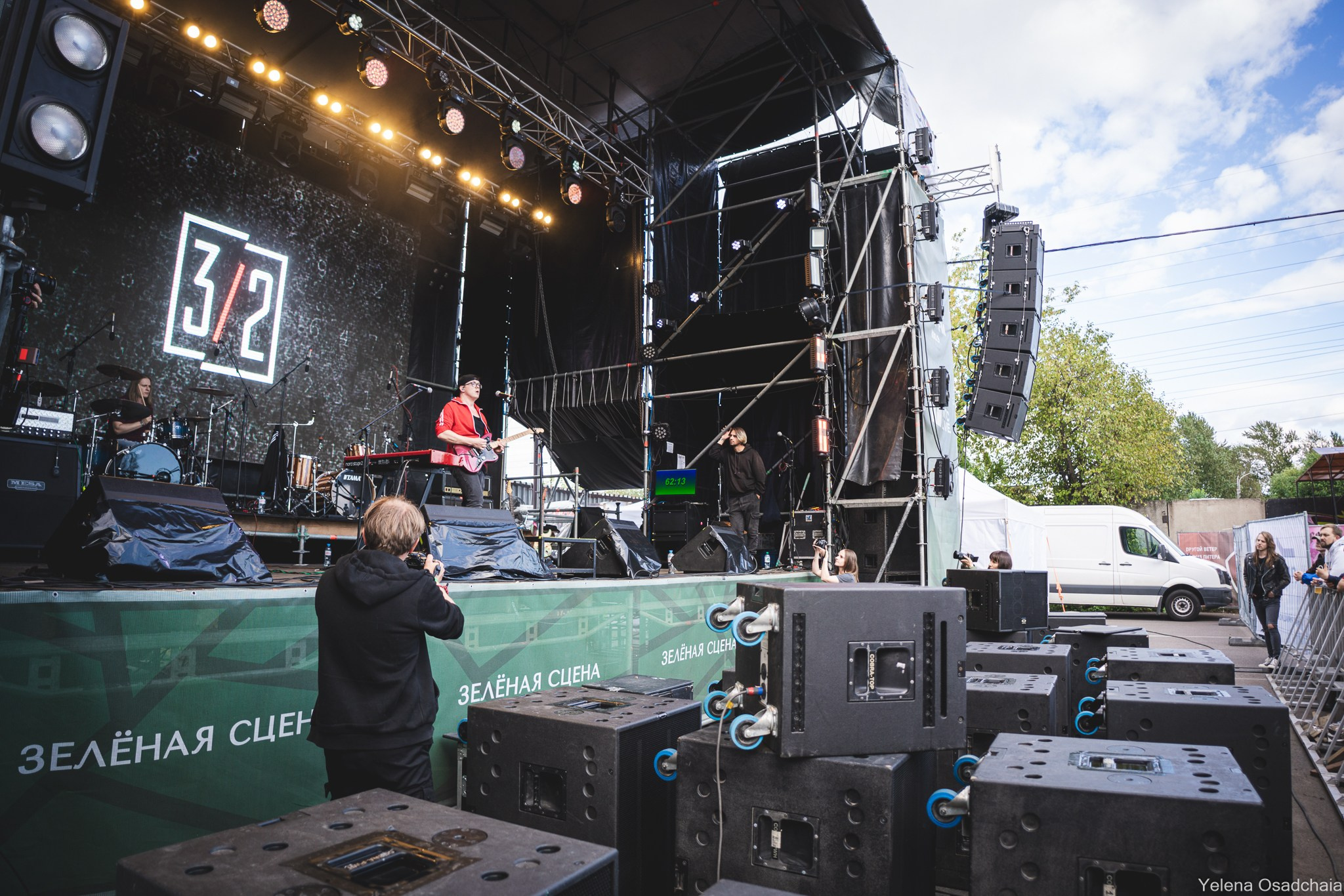 Живой 2025 — День 1. Елена Осадчая — фотографирую музыку на сцене и в жизни