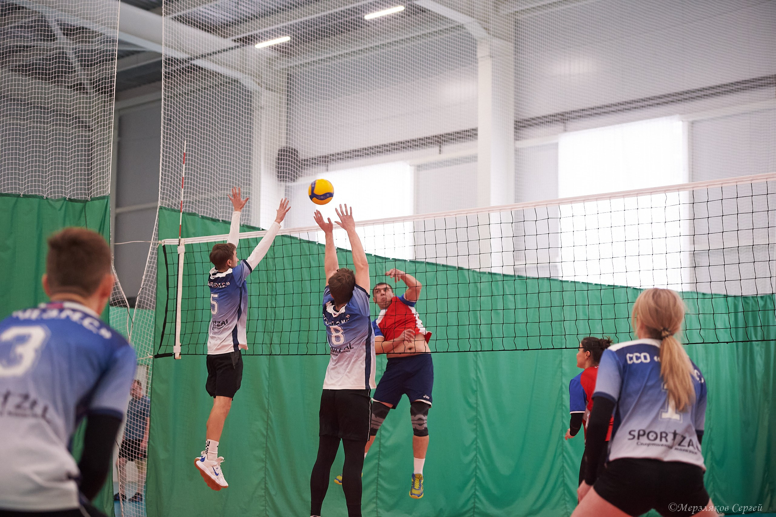 Новогодний волейбольный турнир. Ижевск. 16.12.23. Спортивный репортажный фотограф в Ижевске Сергей Мерзляков