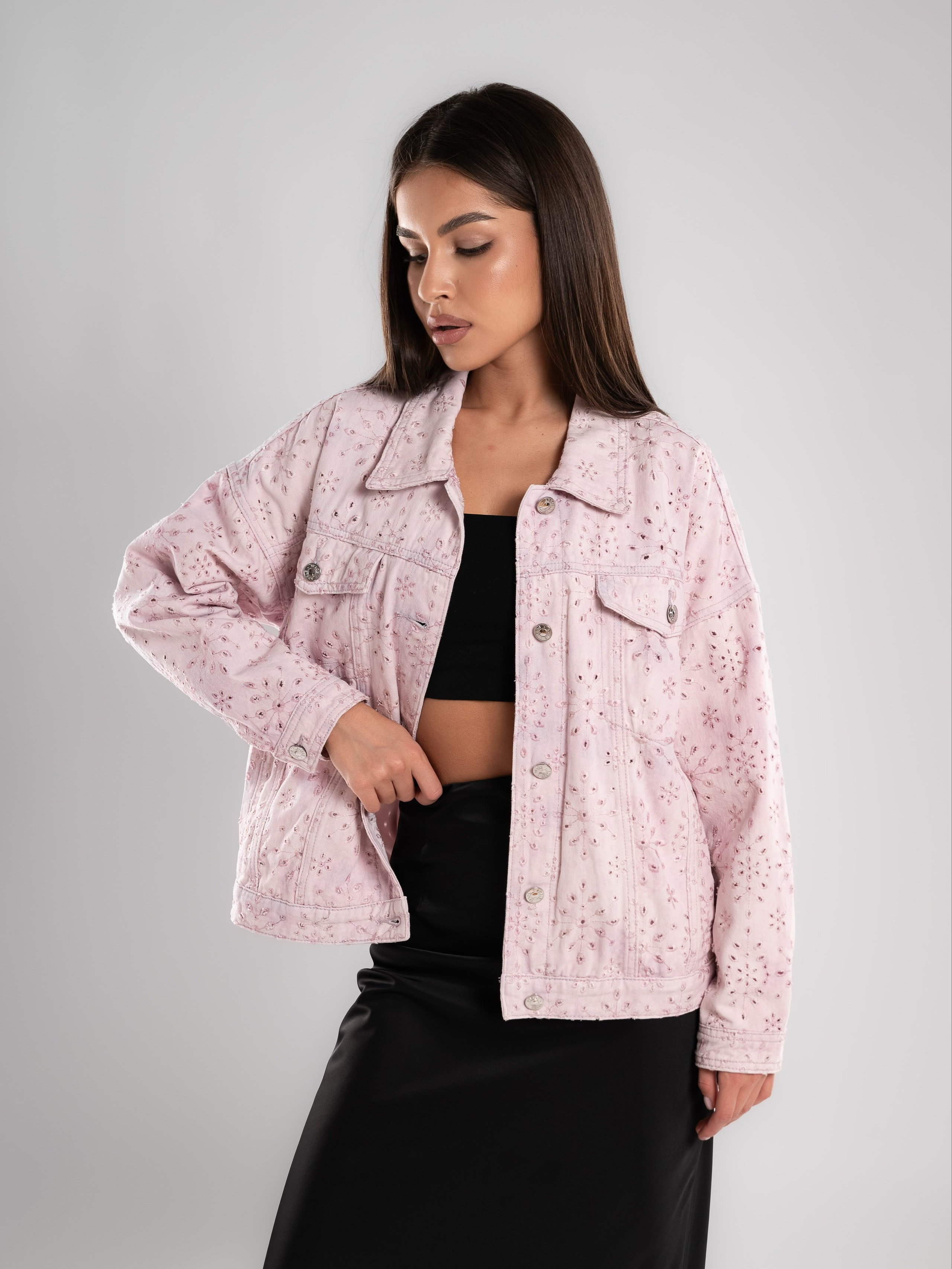 Джинсовые куртки на 2х моделях. Предметный фотограф, фото для маркетплейсов Пятигорск, КМВ